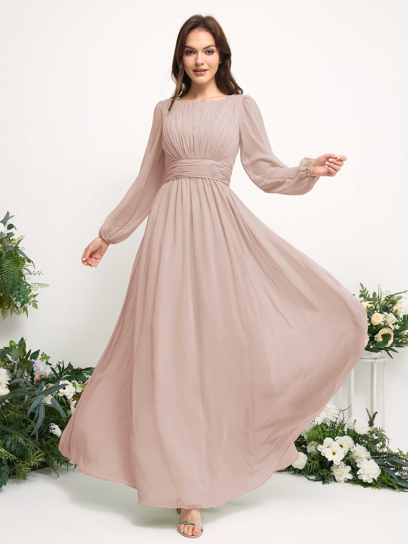Carlyna Vestido línea A de gasa escote bandeja manga larga para dama de honor Biscotti #color_biscotti