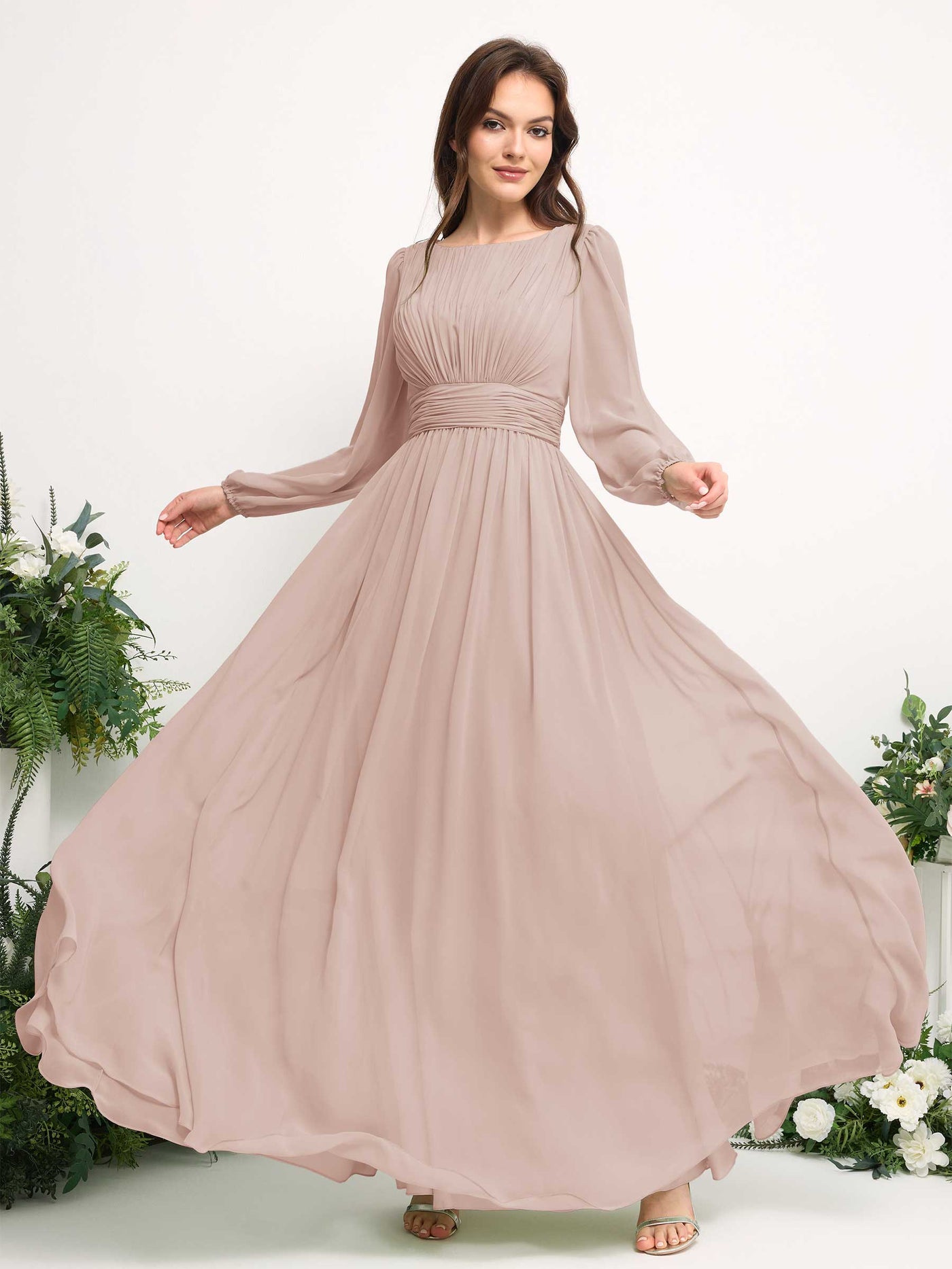 Carlyna Vestido línea A de gasa escote bandeja manga larga para dama de honor Biscotti #color_biscotti