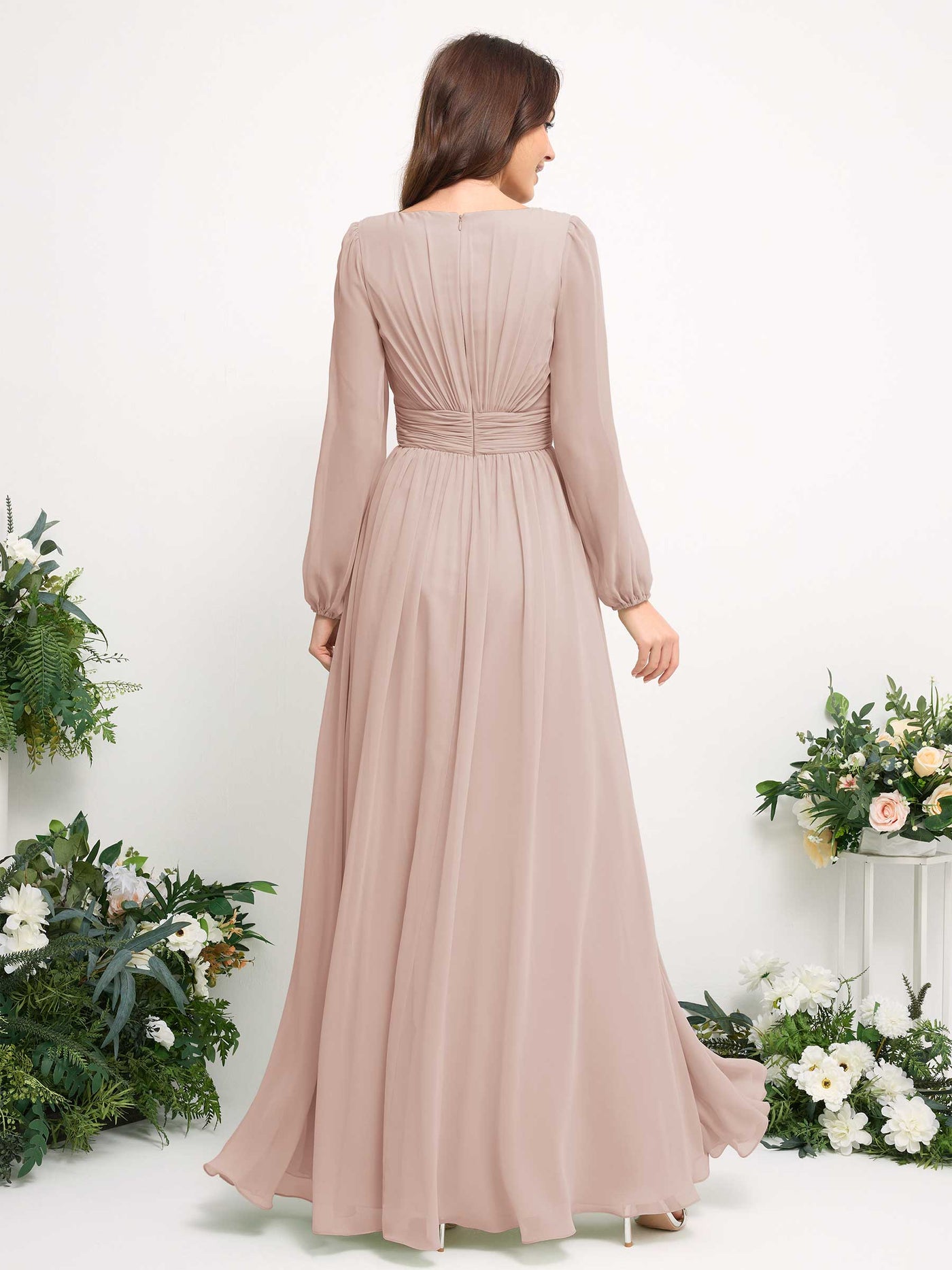 Carlyna Vestido línea A de gasa escote bandeja manga larga para dama de honor Biscotti #color_biscotti
