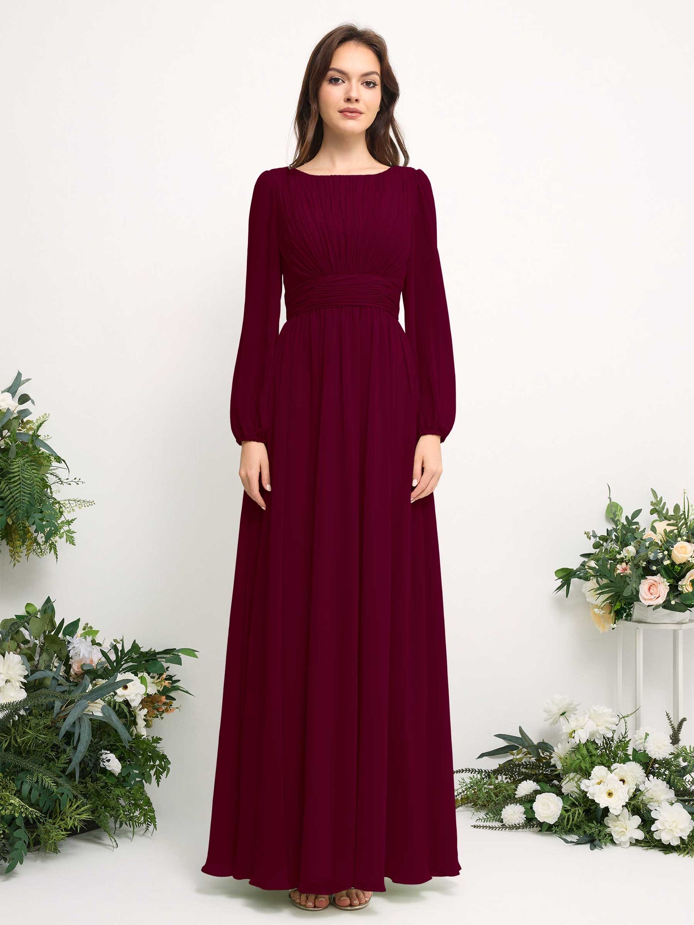 Carlyna Vestido línea A de gasa escote bandeja manga larga para dama de honor Borgoña #color_borgo-a