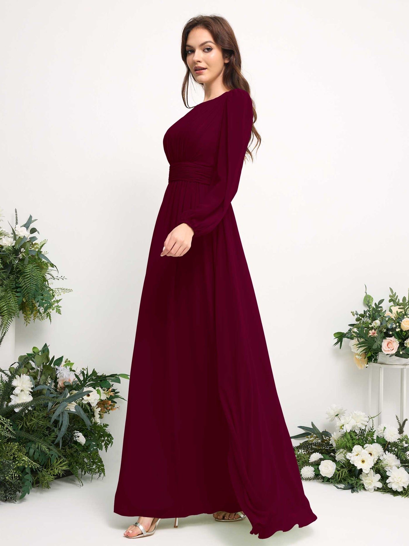 Carlyna Vestido línea A de gasa escote bandeja manga larga para dama de honor Borgoña #color_borgo-a