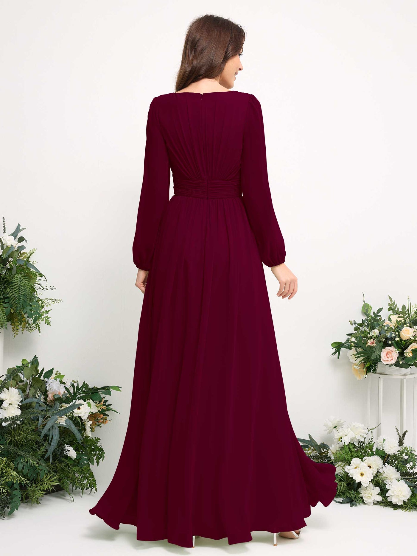 Carlyna Vestido línea A de gasa escote bandeja manga larga para dama de honor Borgoña #color_borgo-a
