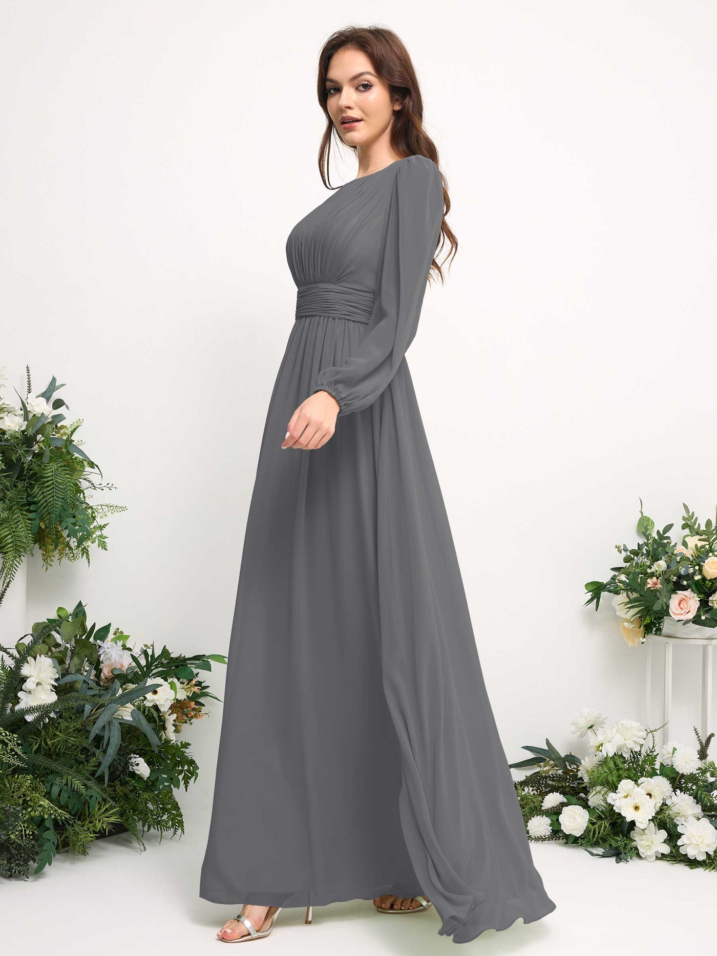 Carlyna Vestido línea A de gasa escote bandeja manga larga para dama de honor Gris Acero #color_gris-acero