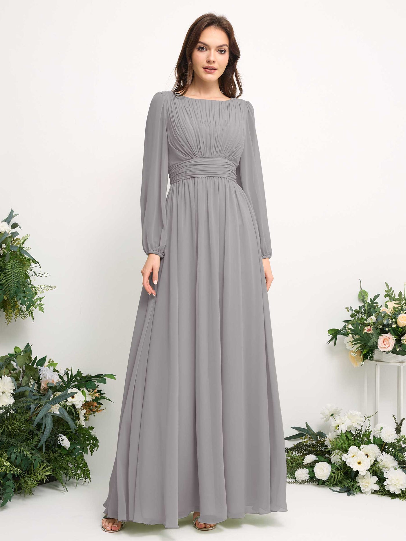 Carlyna Vestido línea A de gasa escote bandeja manga larga para dama de honor Gris Paloma #color_gris-paloma