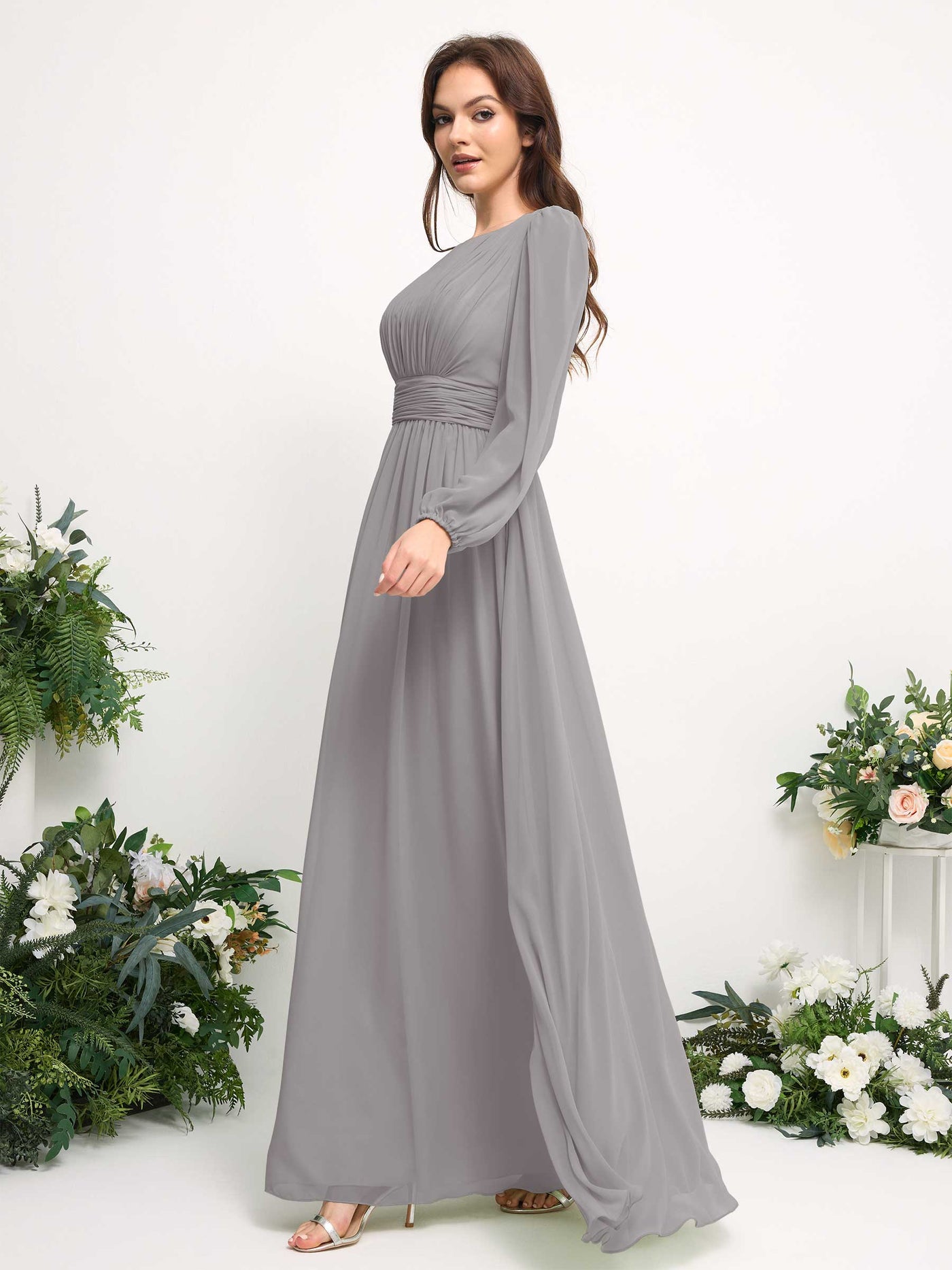 Carlyna Vestido línea A de gasa escote bandeja manga larga para dama de honor Gris Paloma #color_gris-paloma