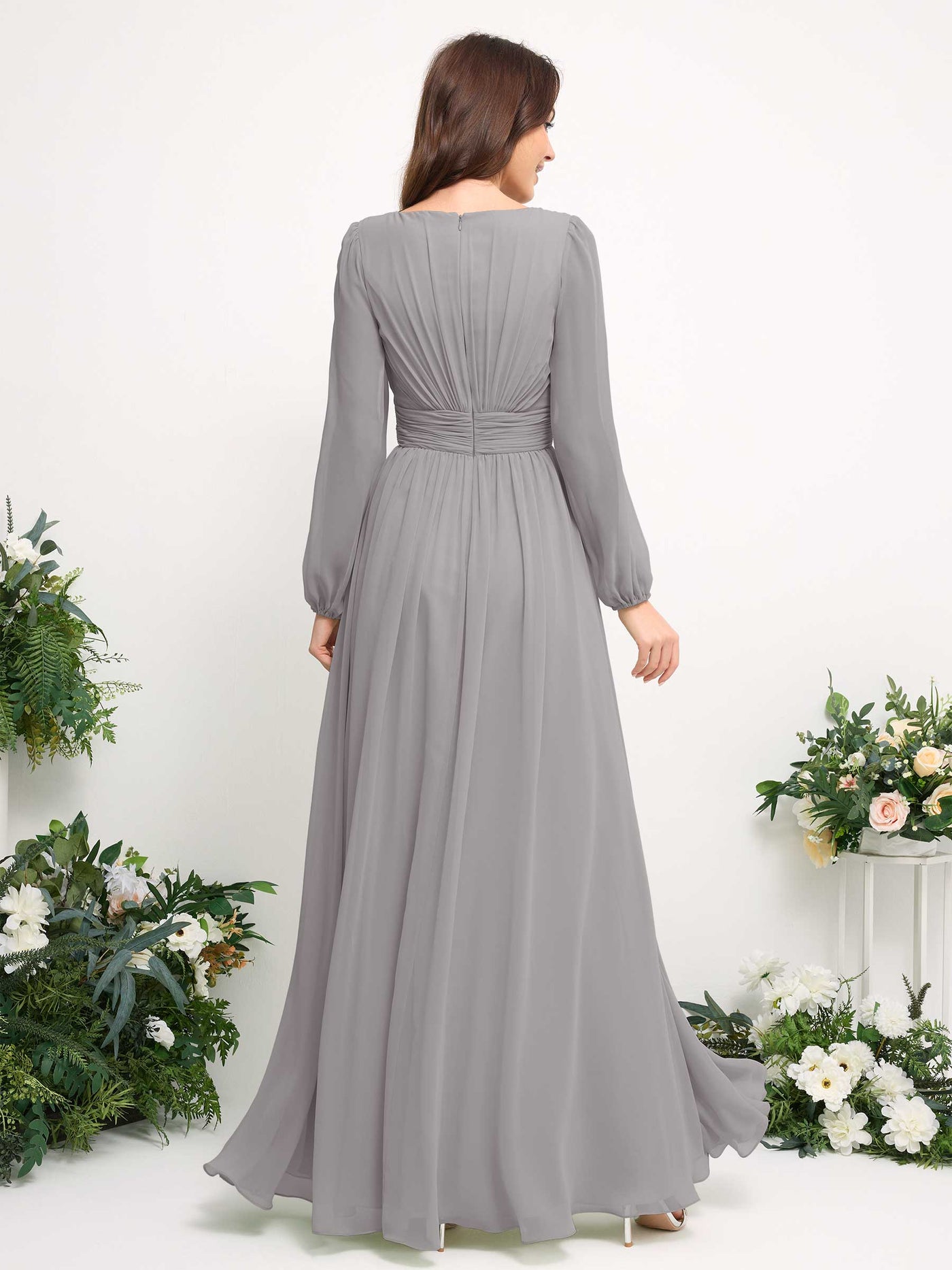 Carlyna Vestido línea A de gasa escote bandeja manga larga para dama de honor Gris Paloma #color_gris-paloma