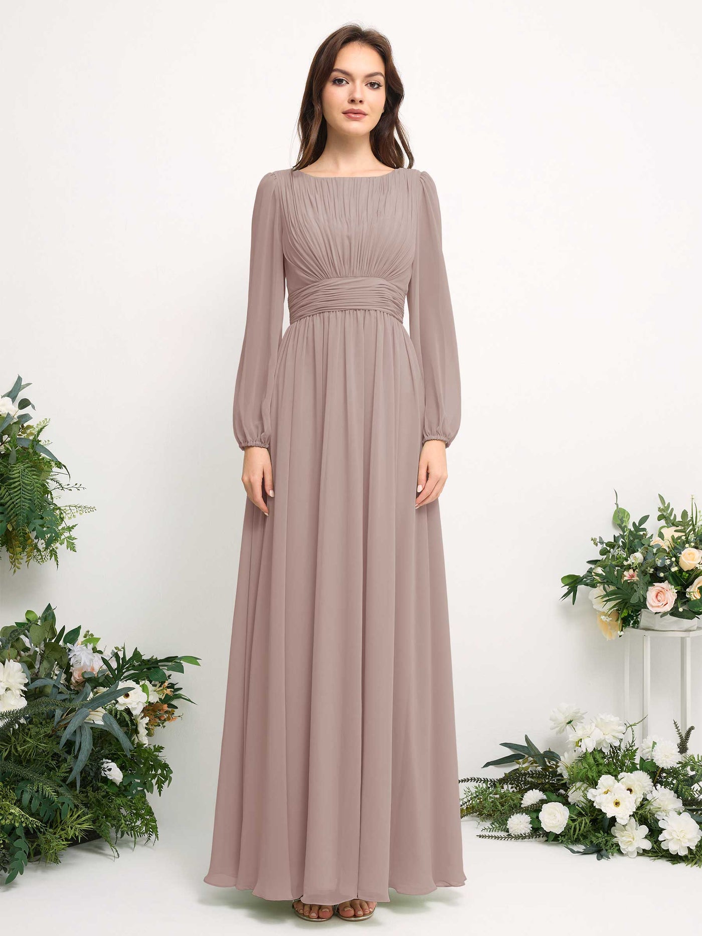 Carlyna Vestido línea A de gasa escote bandeja manga larga para dama de honor Gris Pardo #color_gris-pardo
