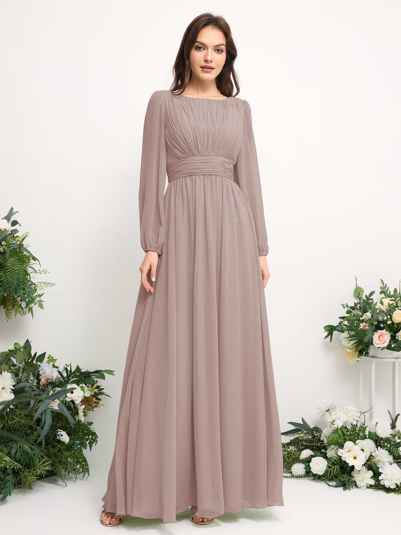 Carlyna Vestido línea A de gasa escote bandeja manga larga para dama de honor Gris Pardo #color_gris-pardo