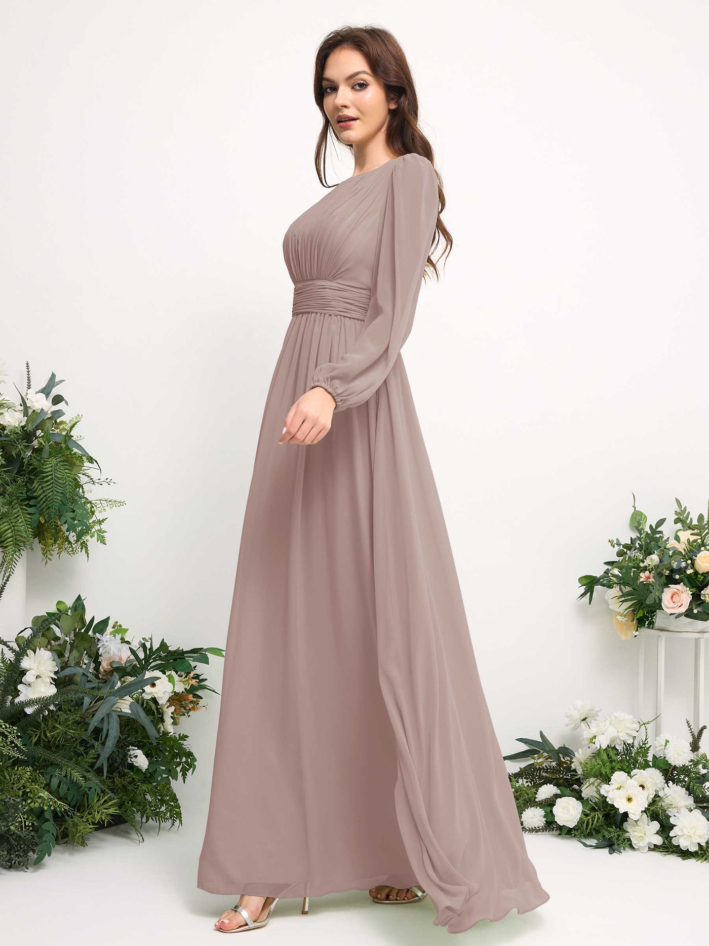 Carlyna Vestido línea A de gasa escote bandeja manga larga para dama de honor Gris Pardo #color_gris-pardo
