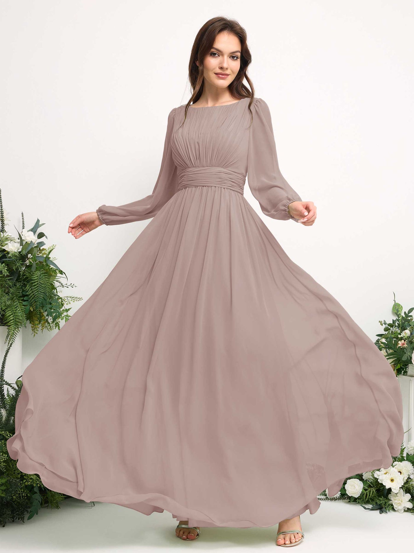 Carlyna Vestido línea A de gasa escote bandeja manga larga para dama de honor Gris Pardo #color_gris-pardo