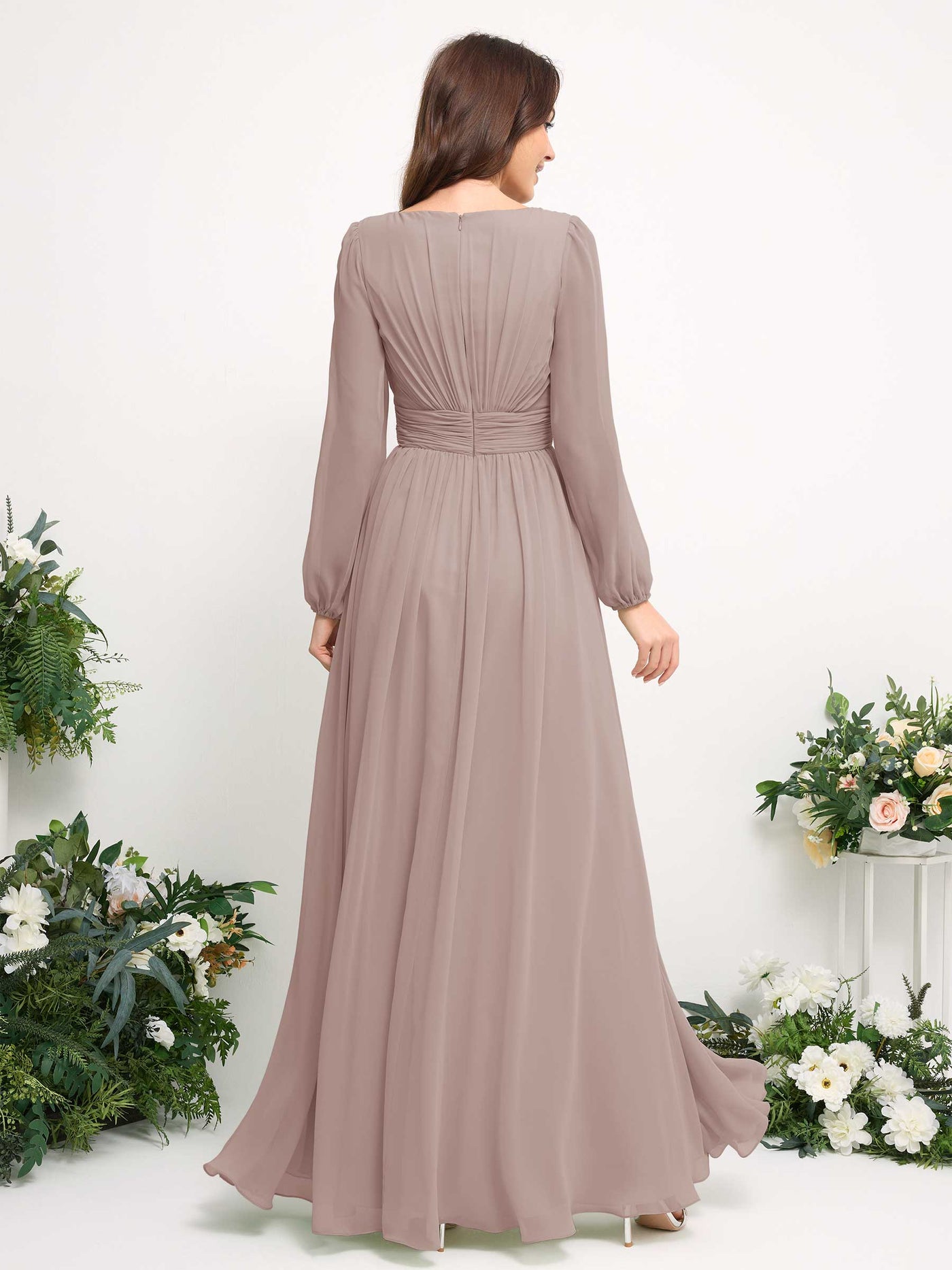 Carlyna Vestido línea A de gasa escote bandeja manga larga para dama de honor Gris Pardo #color_gris-pardo