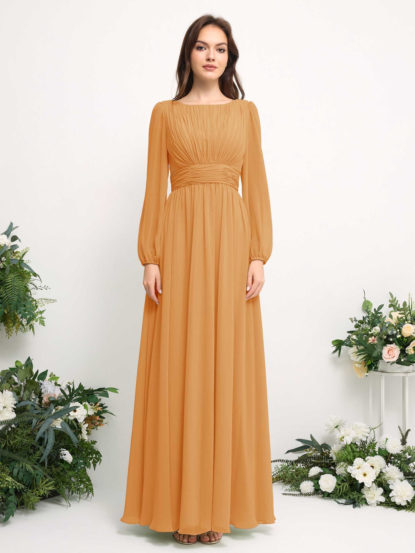 Carlyna Vestido línea A de gasa escote bandeja manga larga para dama de honor Mango #color_mango
