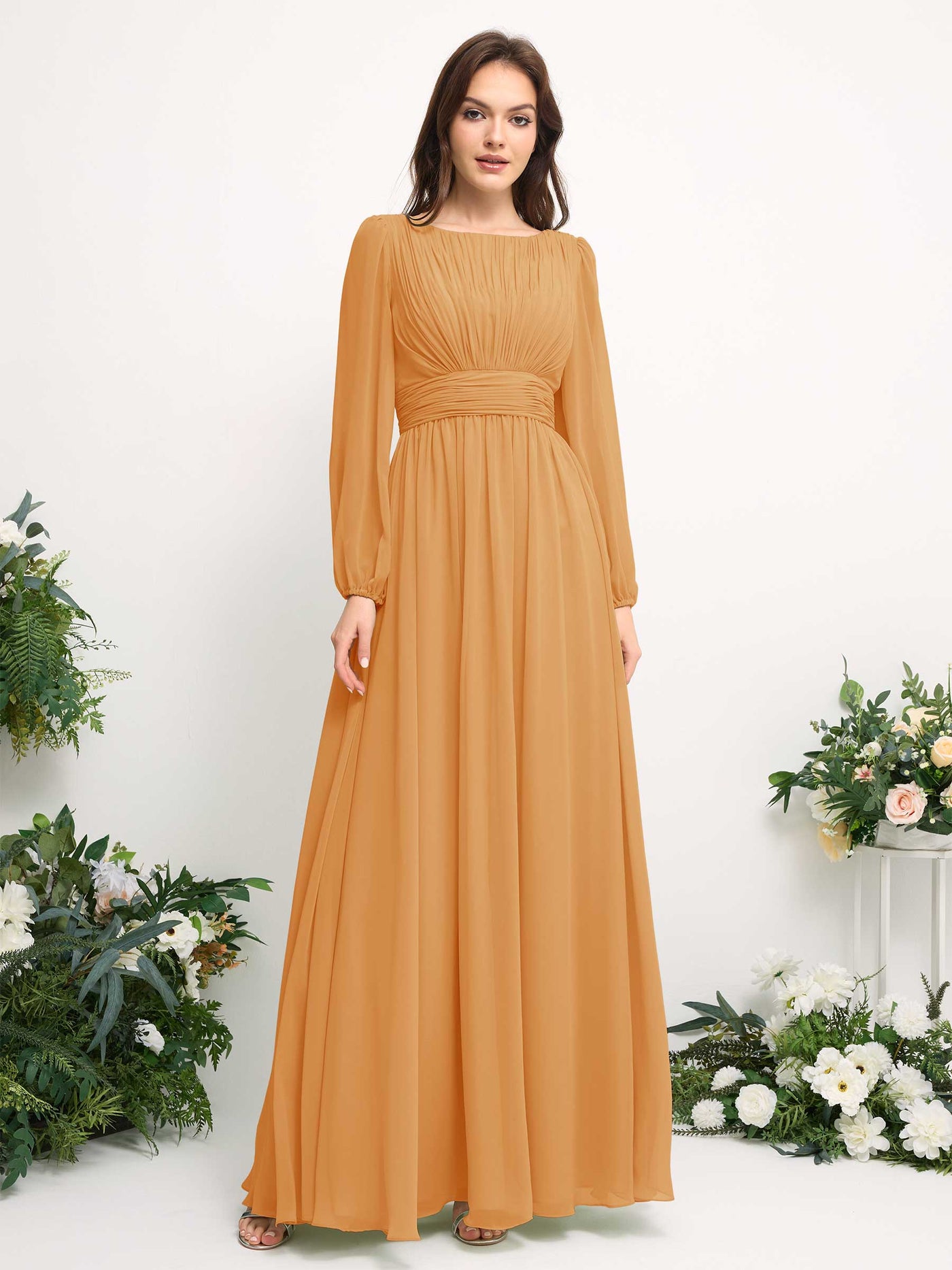 Carlyna Vestido línea A de gasa escote bandeja manga larga para dama de honor Mango #color_mango