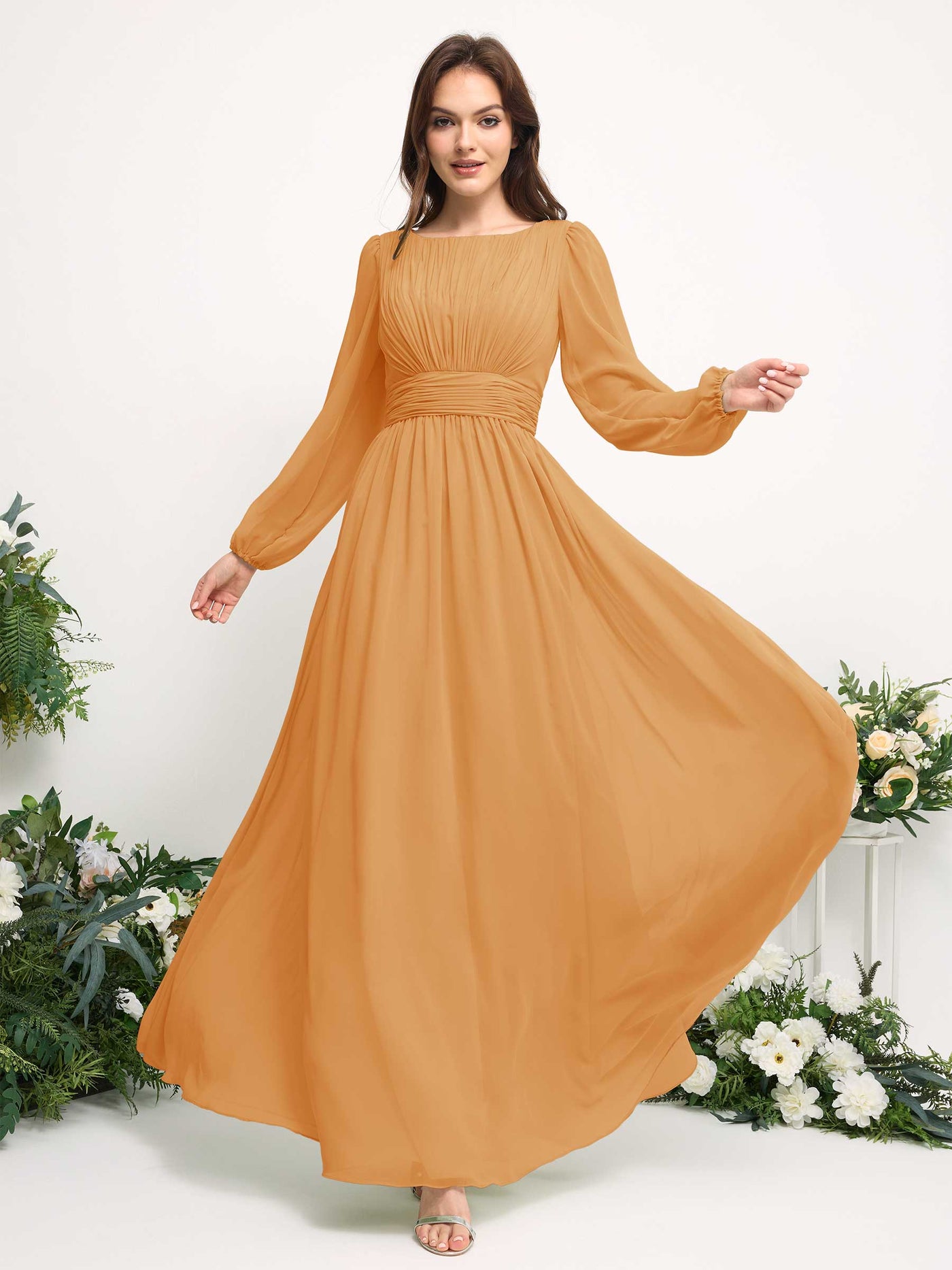 Carlyna Vestido línea A de gasa escote bandeja manga larga para dama de honor Mango #color_mango
