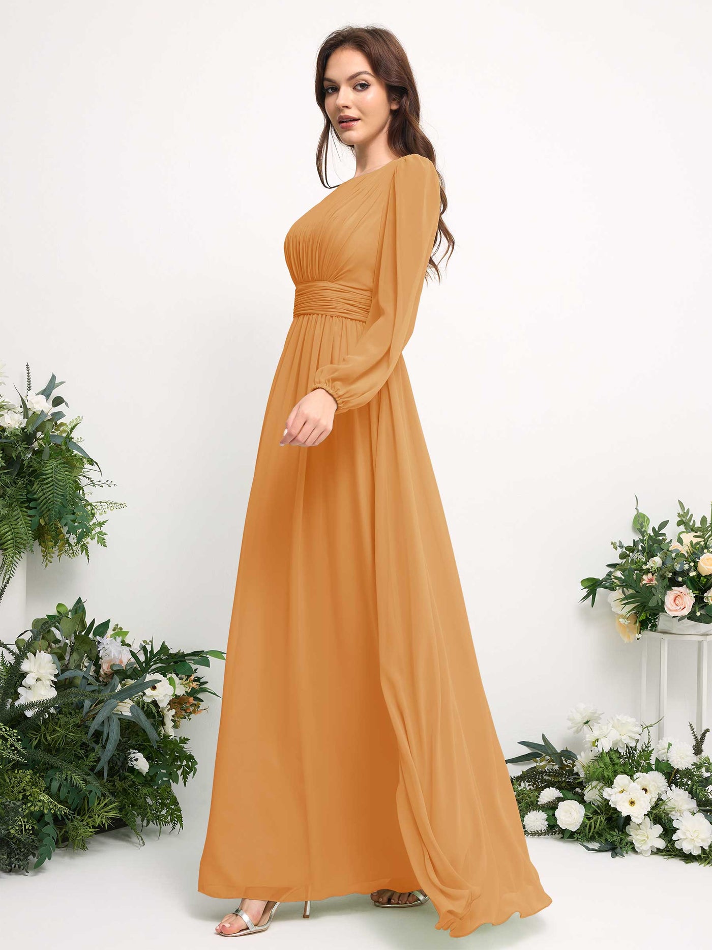 Carlyna Vestido línea A de gasa escote bandeja manga larga para dama de honor Mango #color_mango