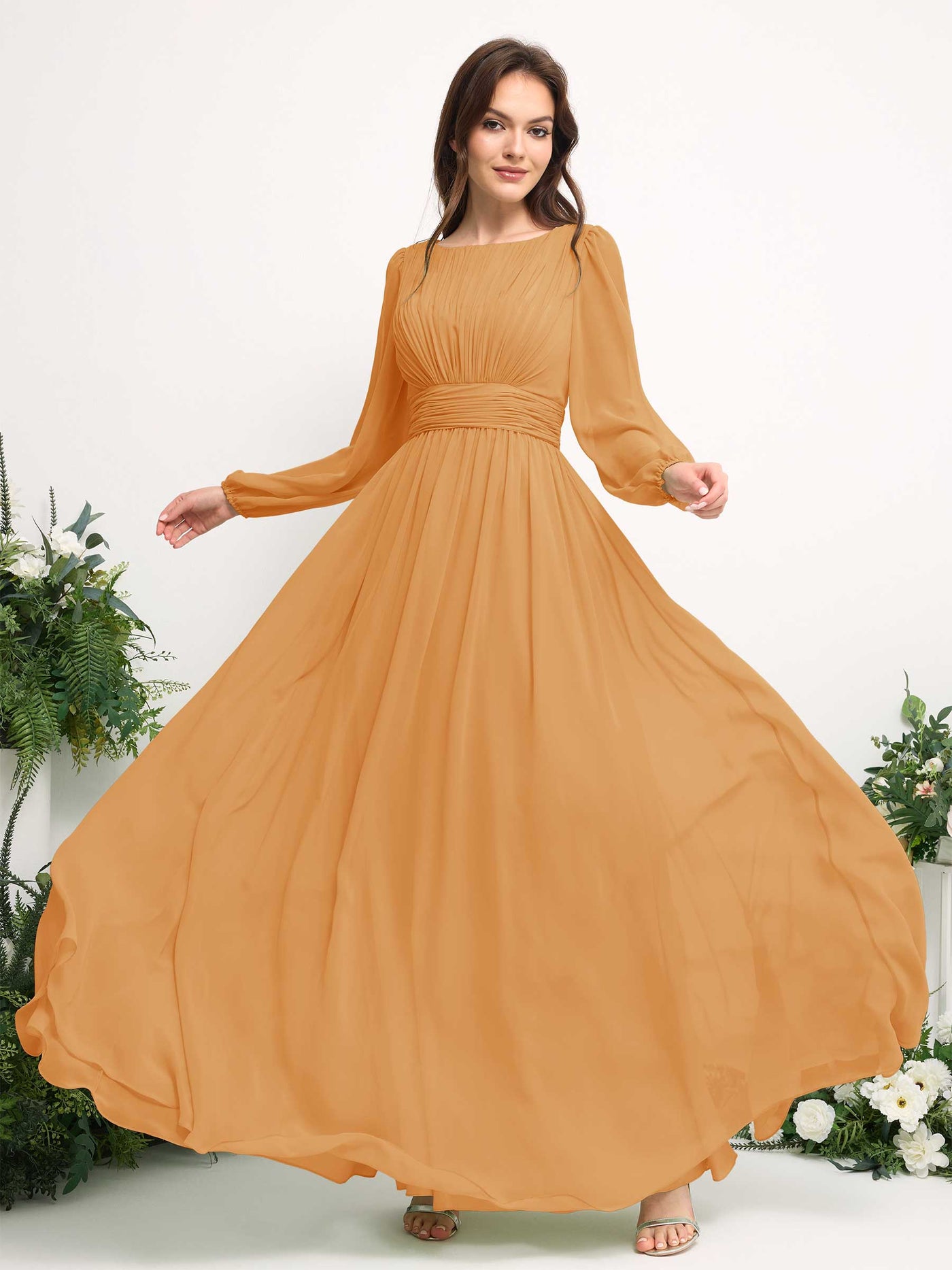Carlyna Vestido línea A de gasa escote bandeja manga larga para dama de honor Mango #color_mango
