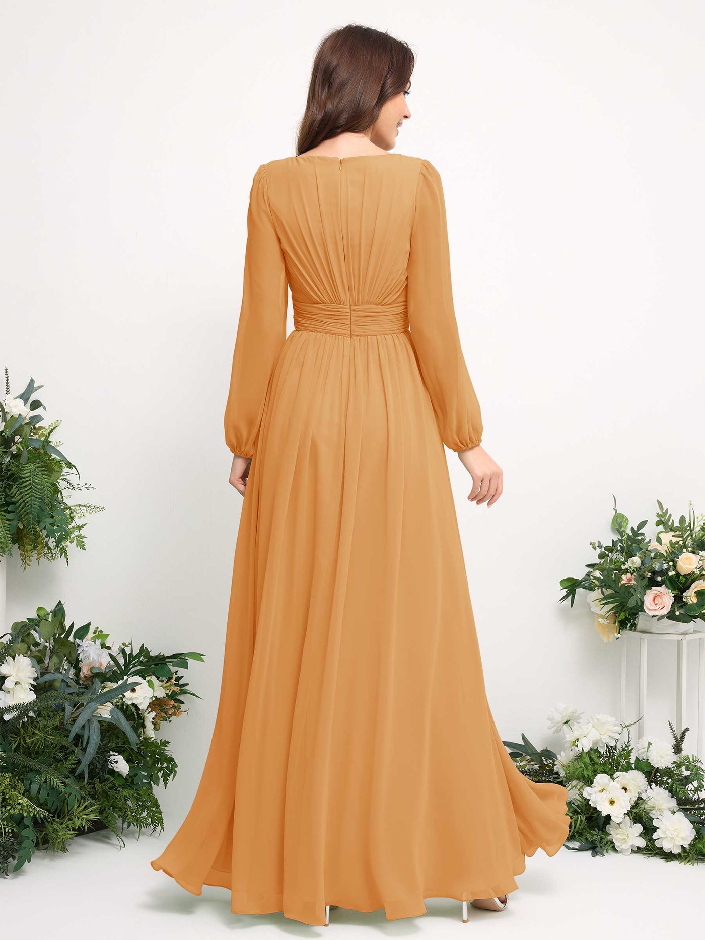 Carlyna Vestido línea A de gasa escote bandeja manga larga para dama de honor Mango #color_mango