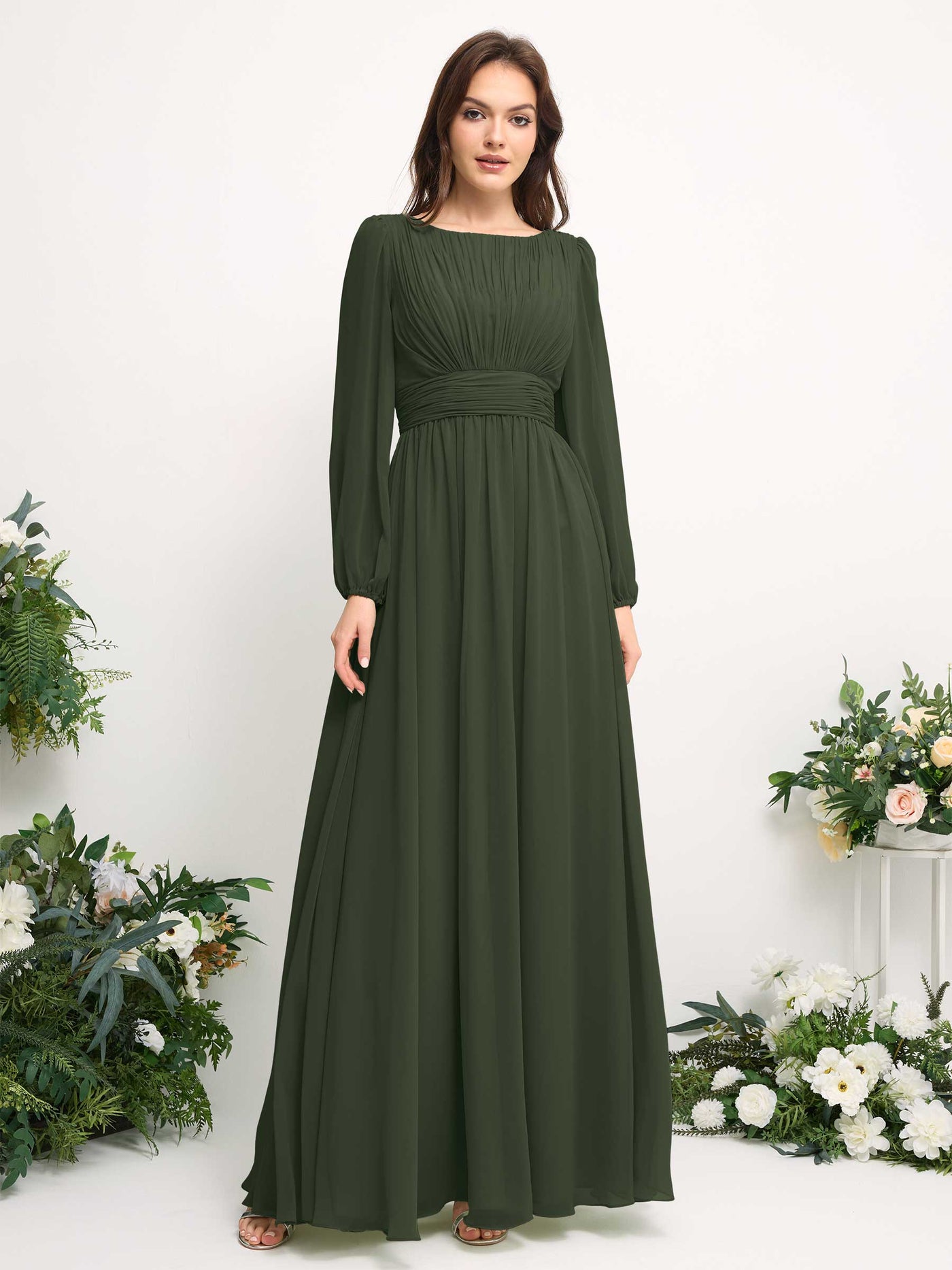 Carlyna Vestido línea A de gasa escote bandeja manga larga para dama de honor Oliva Martini #color_oliva-martini