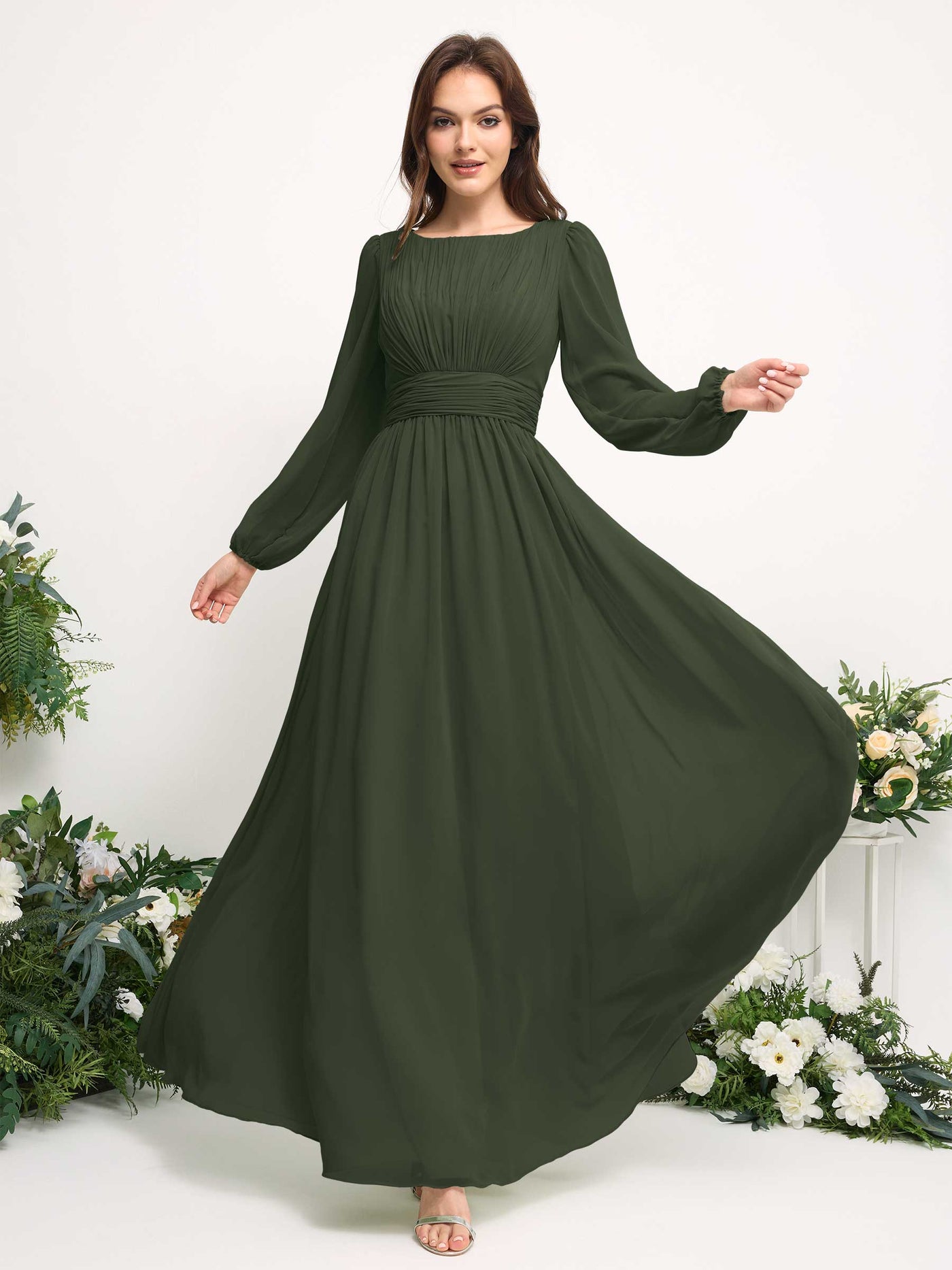 Carlyna Vestido línea A de gasa escote bandeja manga larga para dama de honor Oliva Martini #color_oliva-martini