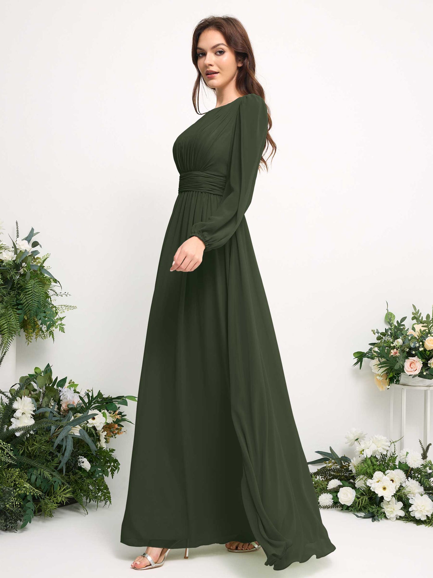 Carlyna Vestido línea A de gasa escote bandeja manga larga para dama de honor Oliva Martini #color_oliva-martini