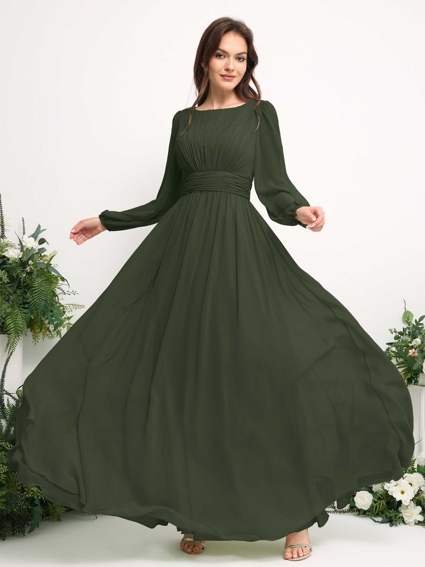 Carlyna Vestido línea A de gasa escote bandeja manga larga para dama de honor Oliva Martini #color_oliva-martini