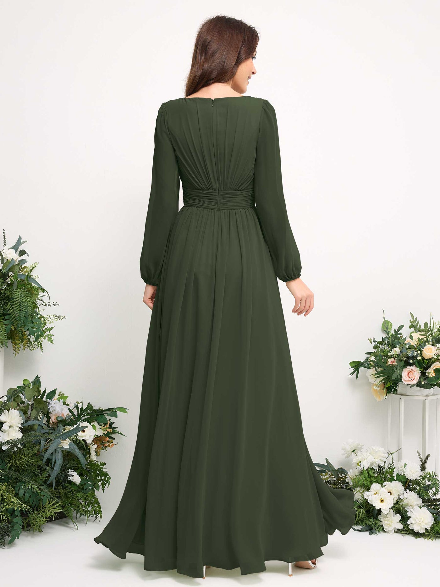 Carlyna Vestido línea A de gasa escote bandeja manga larga para dama de honor Oliva Martini #color_oliva-martini