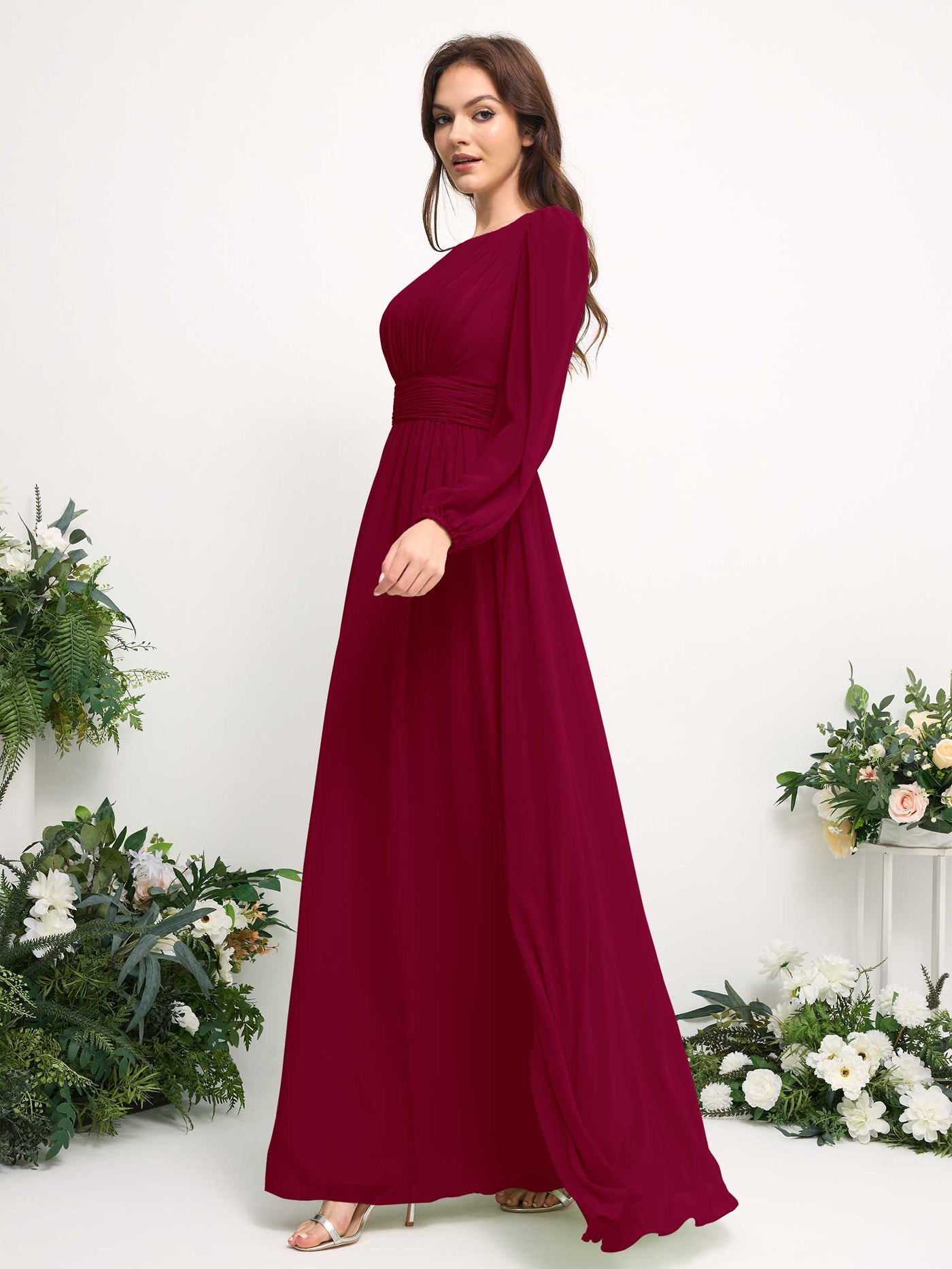 Carlyna Vestido línea A de gasa escote bandeja manga larga para dama de honor Rojo Bufón #color_rojo-buf-n