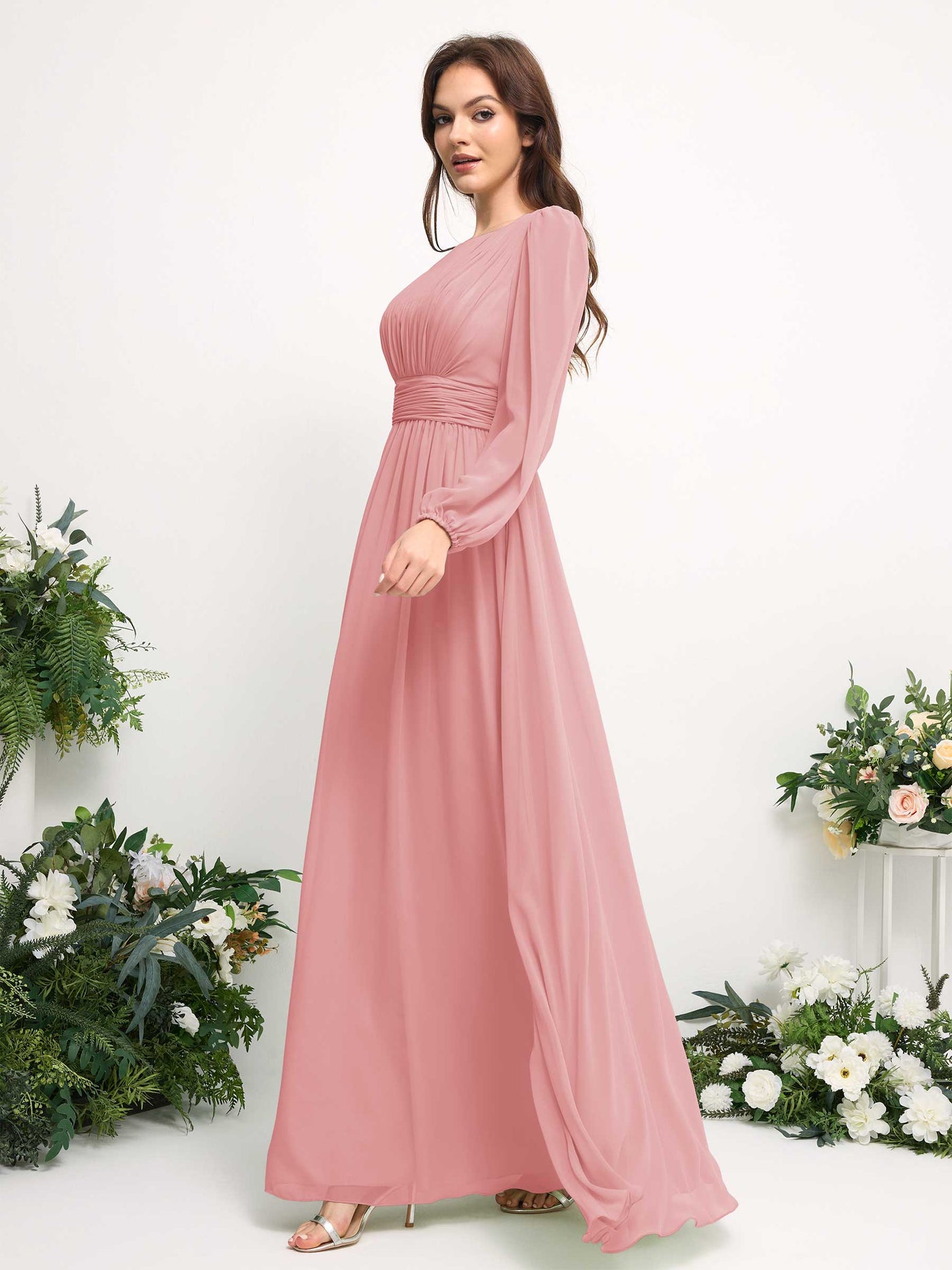 Carlyna Vestido línea A de gasa escote bandeja manga larga para dama de honor Rosa Champán #color_rosa-champ-n