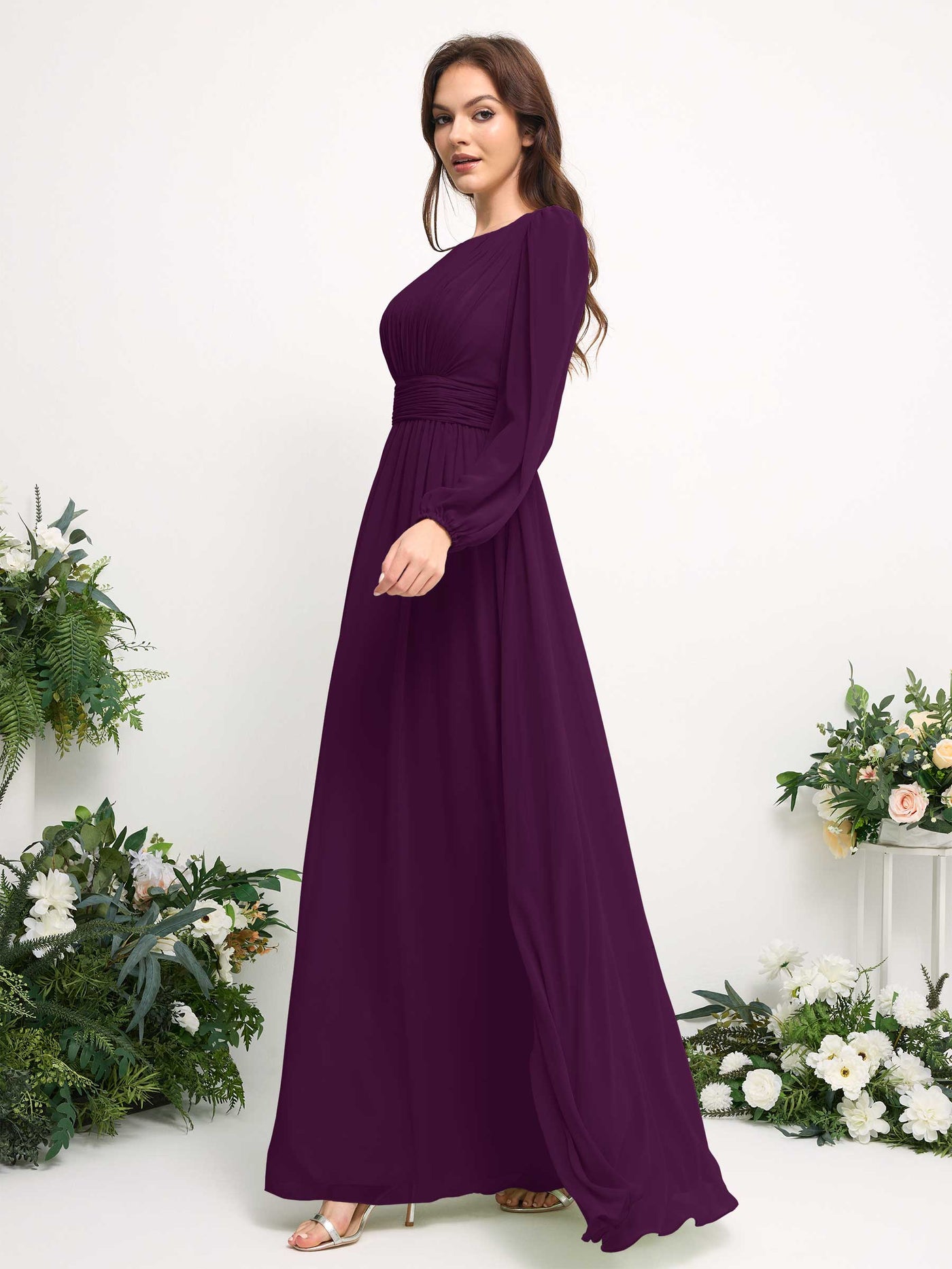 Carlyna Vestido línea A de gasa escote bandeja manga larga para dama de honor Uva #color_uva