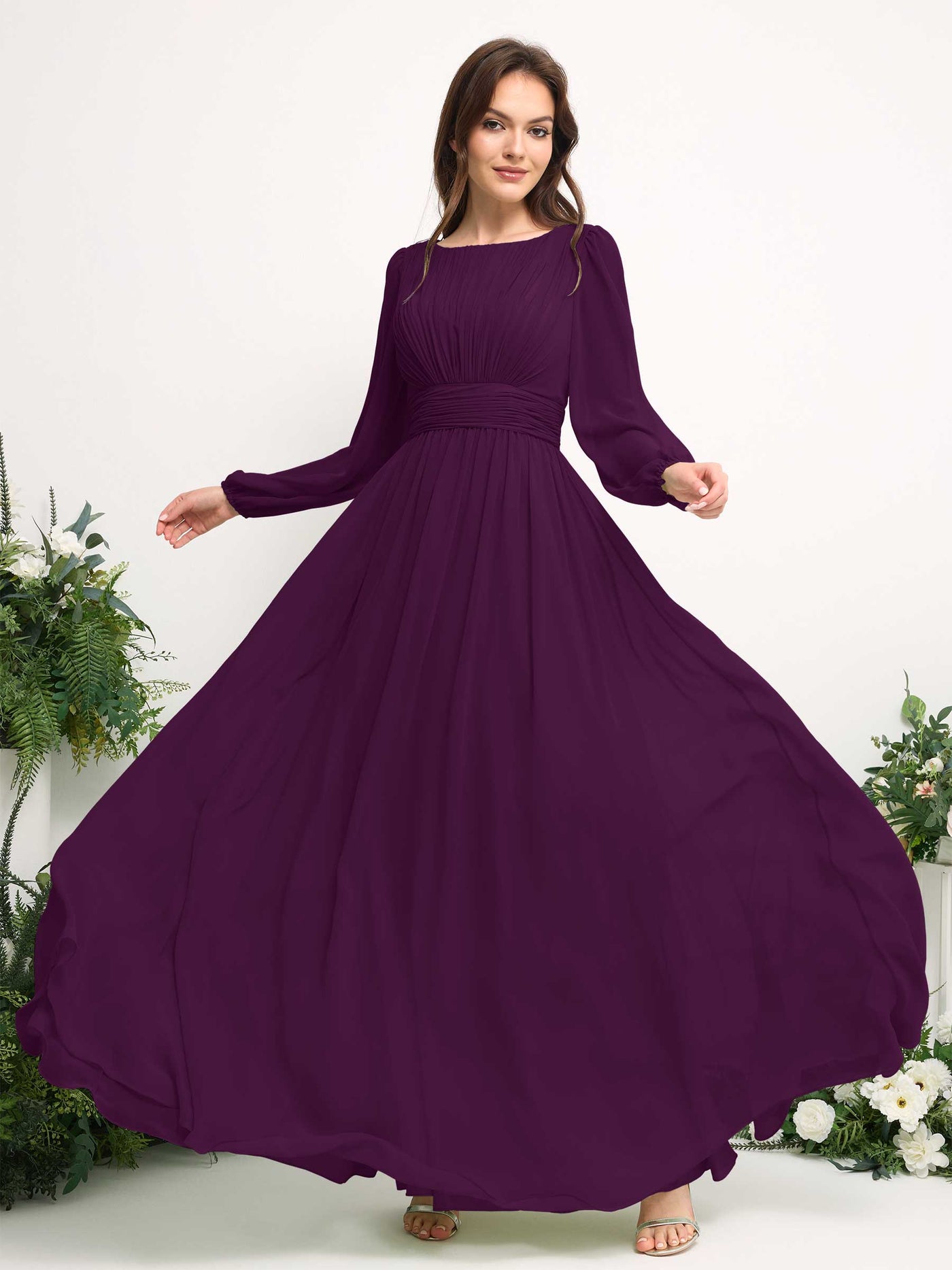 Carlyna Vestido línea A de gasa escote bandeja manga larga para dama de honor Uva #color_uva