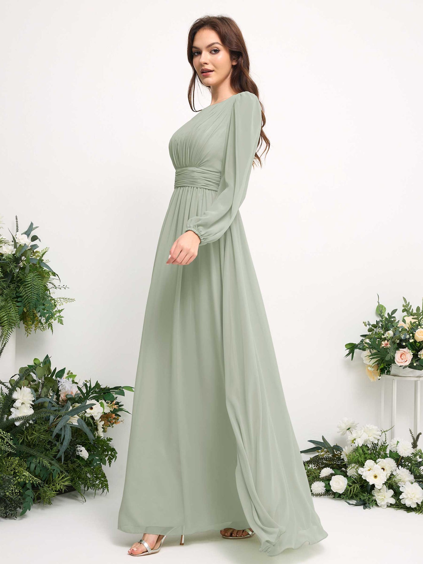 Carlyna Vestido línea A de gasa escote bandeja manga larga para dama de honor Verde Salvia #color_verde-salvia