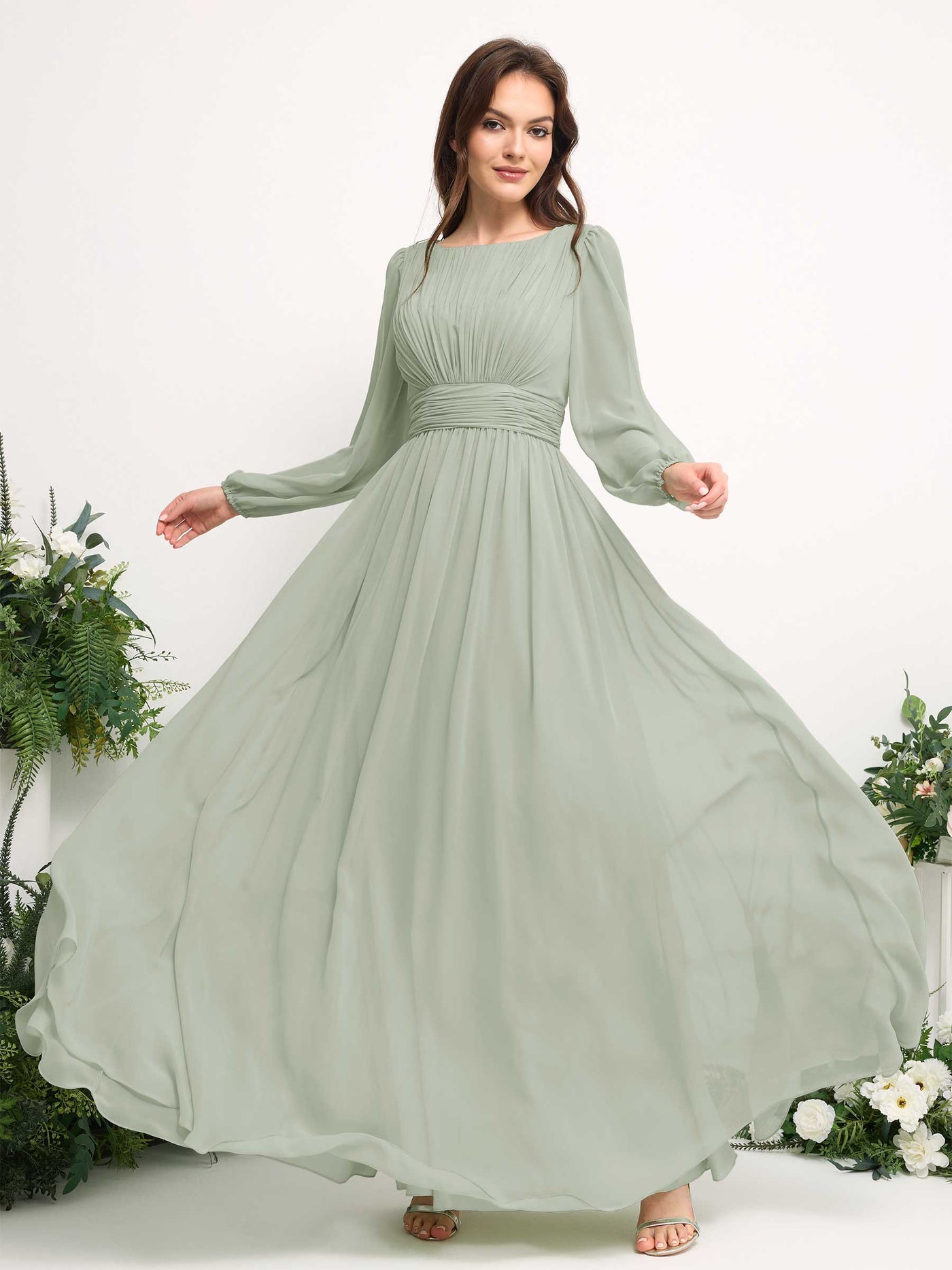 Carlyna Vestido línea A de gasa escote bandeja manga larga para dama de honor Verde Salvia #color_verde-salvia