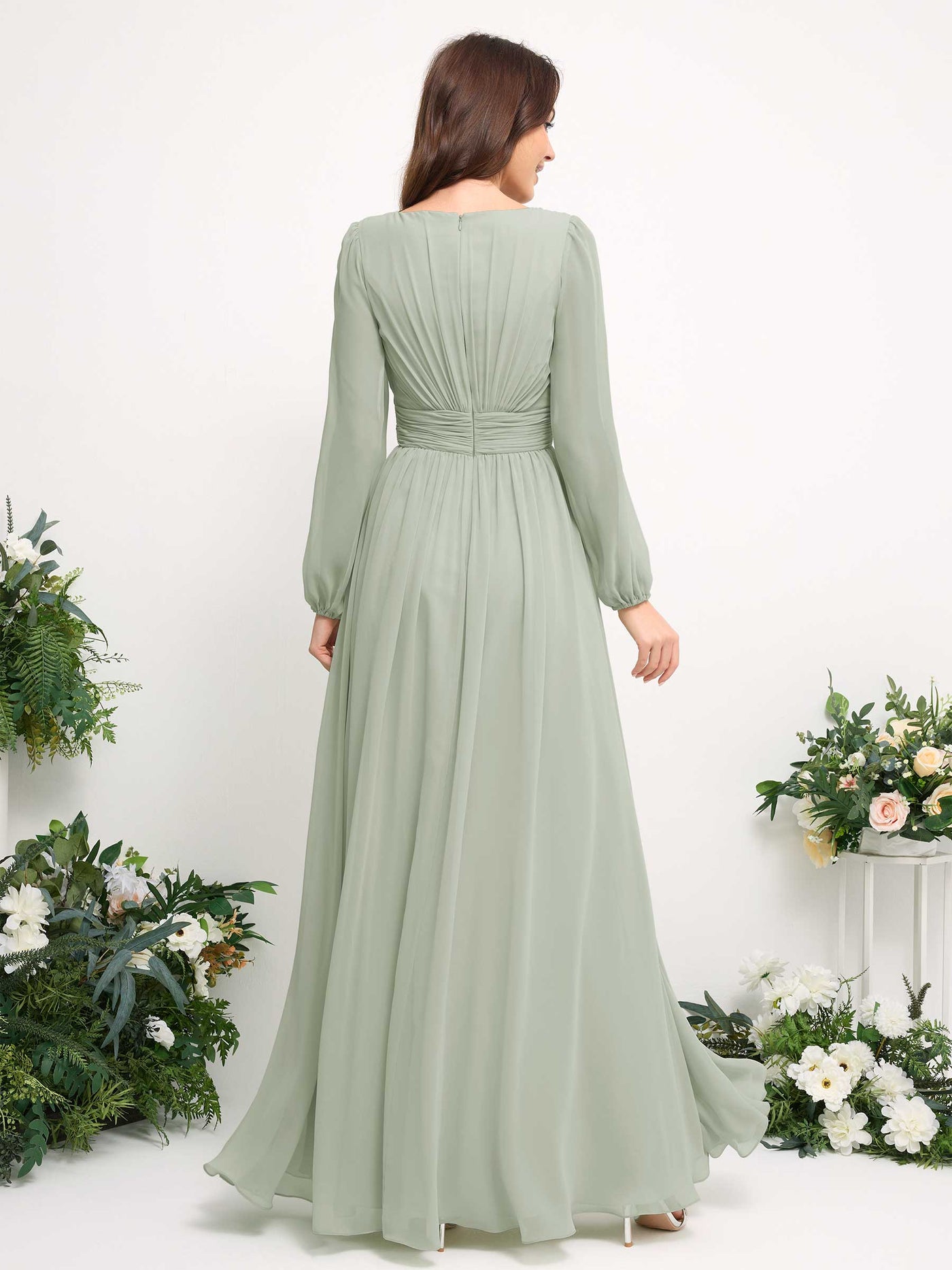 Carlyna Vestido línea A de gasa escote bandeja manga larga para dama de honor Verde Salvia #color_verde-salvia