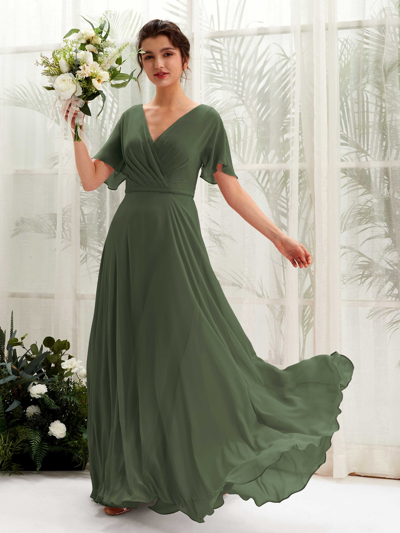 Carlyna Vestido Línea A Escote en V Escote cruzado Manga con vuelo Hasta el suelo Vestidos de dama de honor Oliva Martini #color_oliva-martini