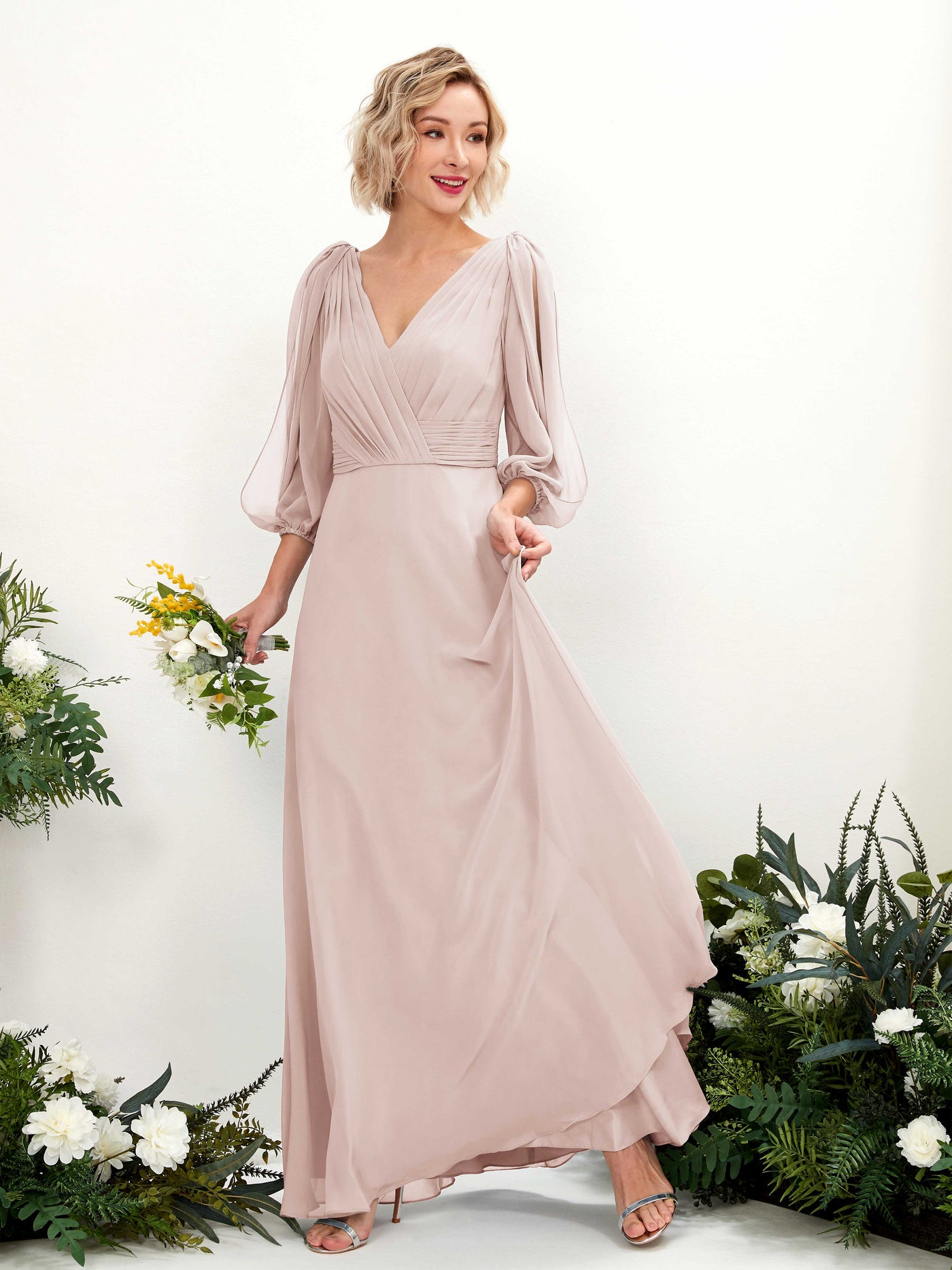 Carlyna Vestido Línea A Escote en V Escote cruzado Manga tres cuartos Hasta el suelo Vestidos de dama de honor Biscotti #color_biscotti
