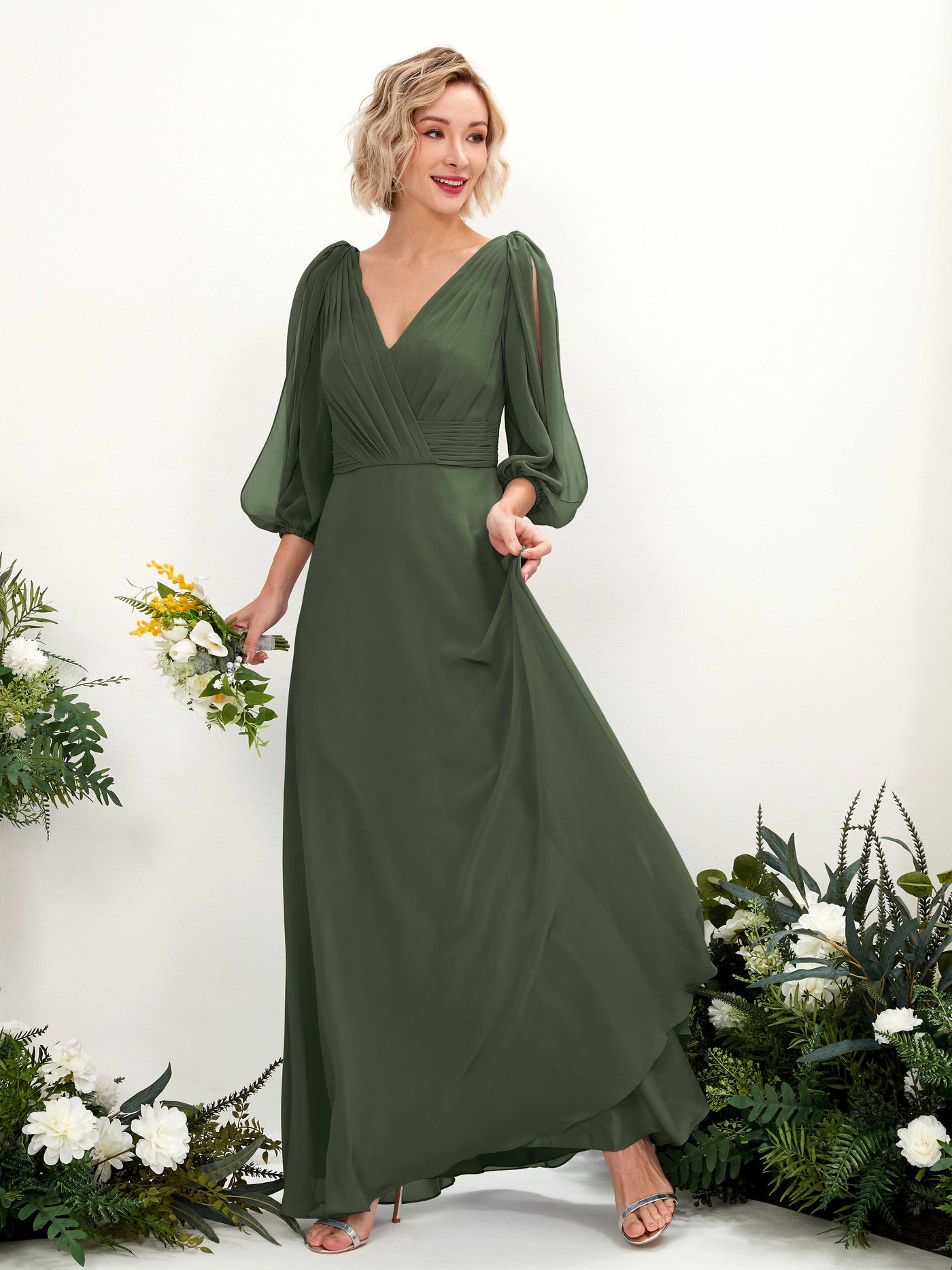 Carlyna Vestido Línea A Escote en V Escote cruzado Manga tres cuartos Hasta el suelo Vestidos de dama de honor Oliva Martini #color_oliva-martini