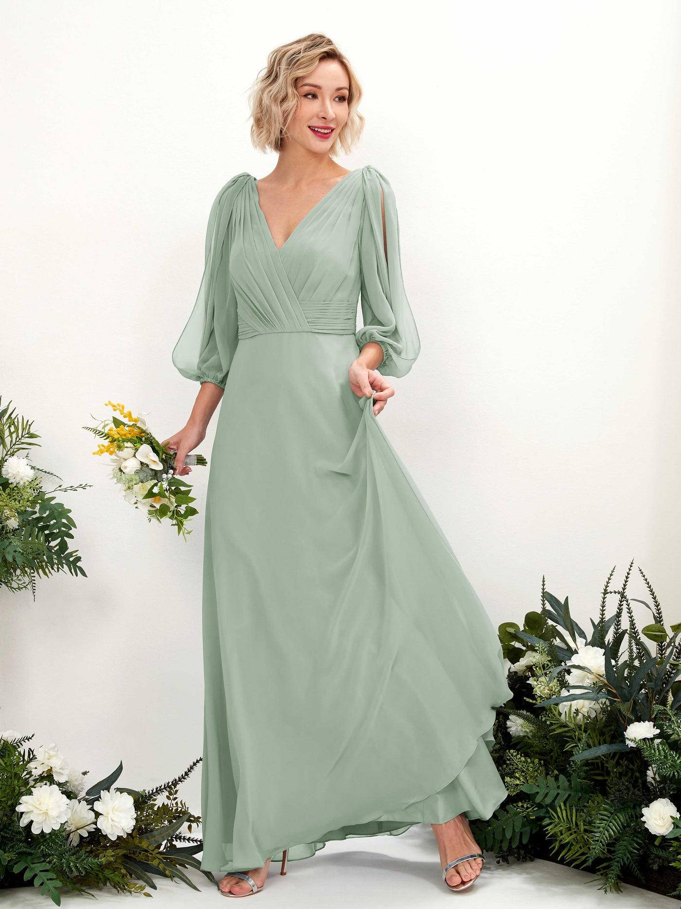 Carlyna Vestido Línea A Escote en V Escote cruzado Manga tres cuartos Hasta el suelo Vestidos de dama de honor Verde Salvia #color_verde-salvia