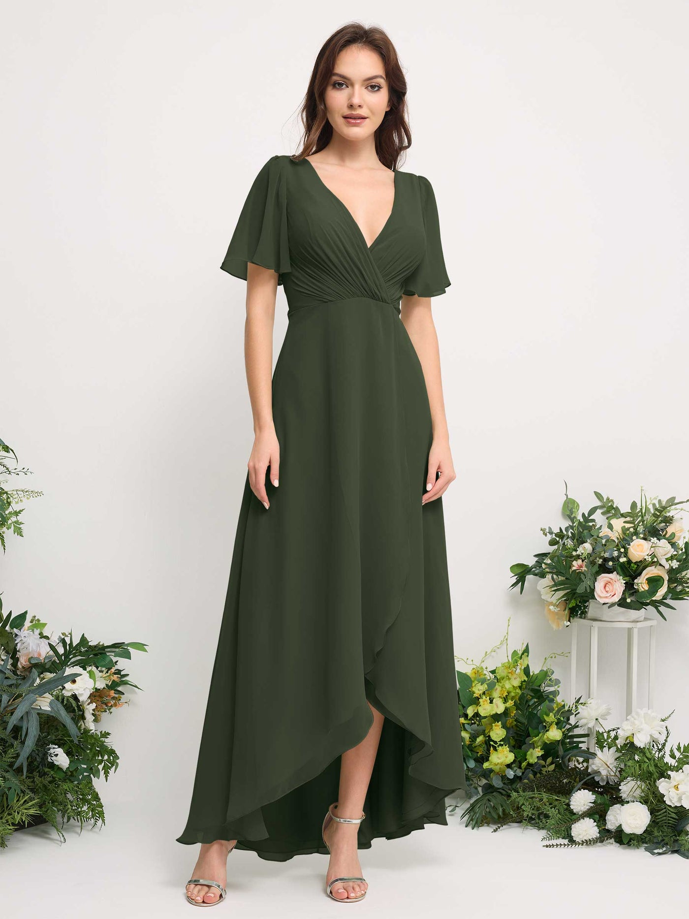 Carlyna Vestido línea A escote en V gasa hasta el suelo dama de honor Oliva Martini #color_oliva-martini