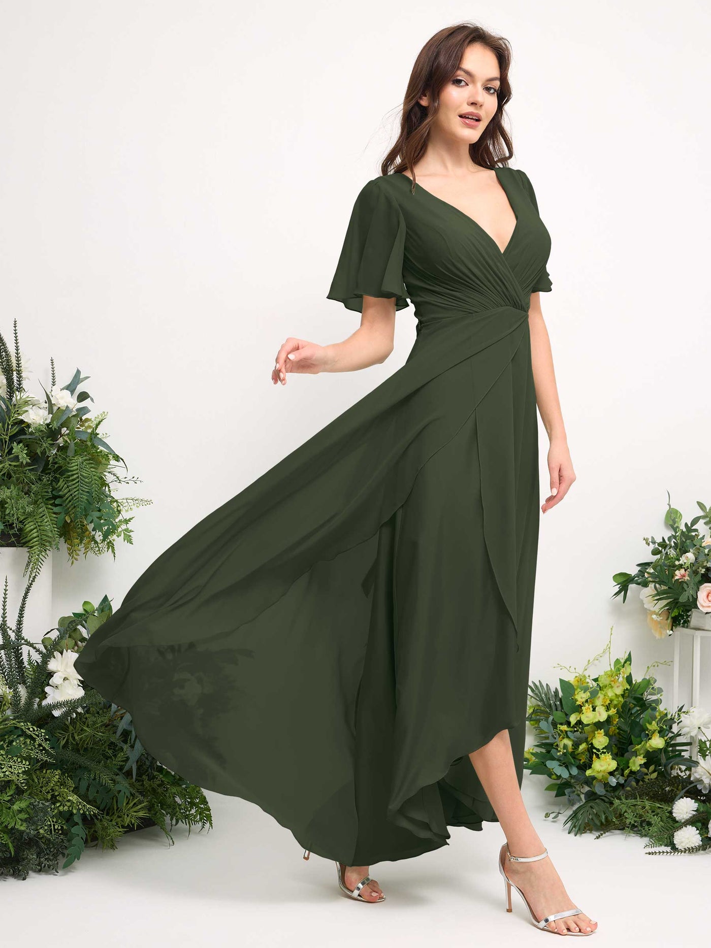 Carlyna Vestido línea A escote en V gasa hasta el suelo dama de honor Oliva Martini #color_oliva-martini