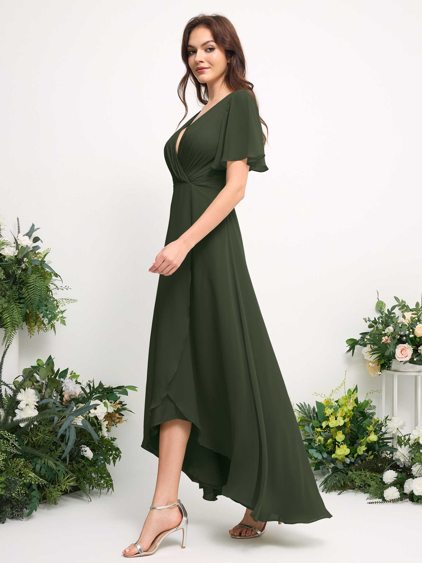 Carlyna Vestido línea A escote en V gasa hasta el suelo dama de honor Oliva Martini #color_oliva-martini