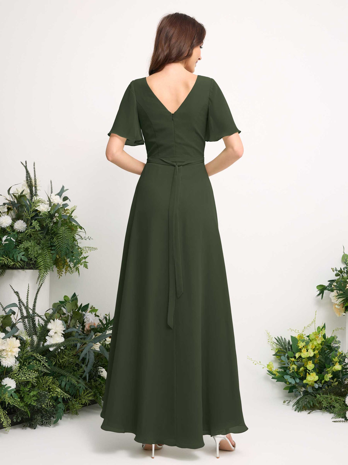 Carlyna Vestido línea A escote en V gasa hasta el suelo dama de honor Oliva Martini #color_oliva-martini