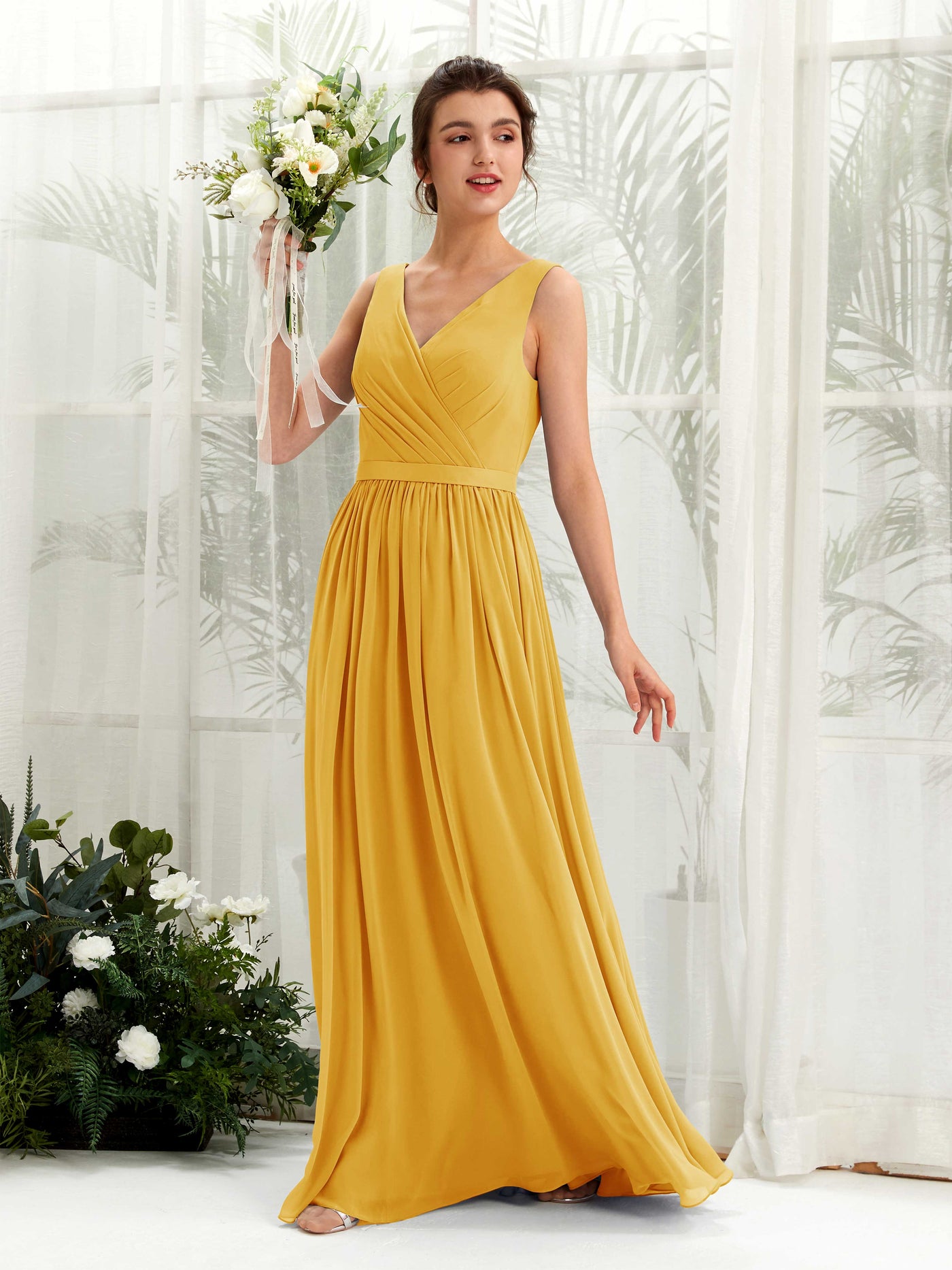 Carlyna Vestido línea A escote en V hasta el suelo fruncido dama de honor Amarillo Mostaza #color_amarillo-mostaza