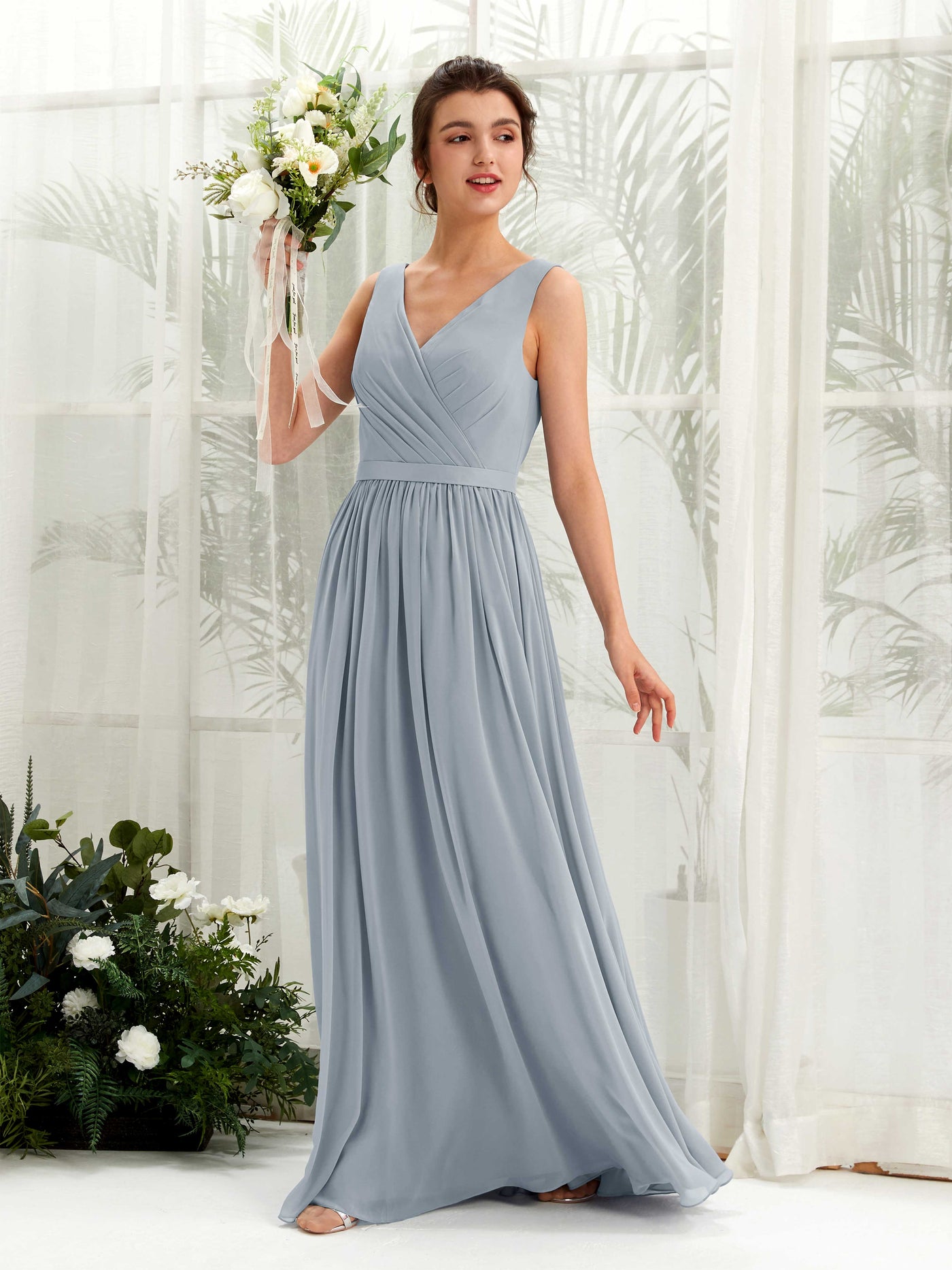 Carlyna Vestido línea A escote en V hasta el suelo fruncido dama de honor Azul Empolvado Mejorado #color_azul-empolvado-mejorado