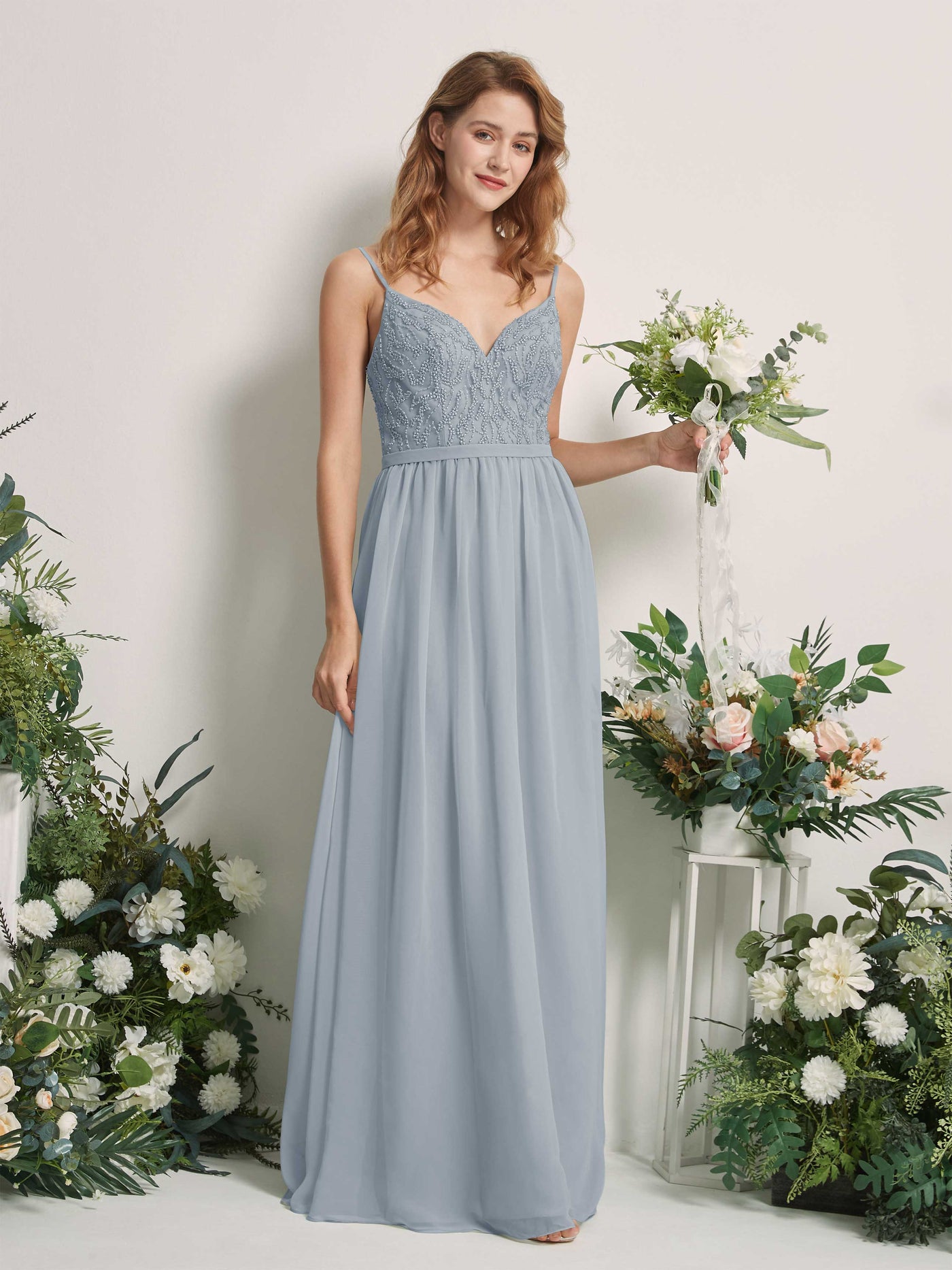 Carlyna Vestido Línea A Escote en V Hasta el suelo Fruncido Dama de honor Azul Empolvado Mejorado #color_azul-empolvado-mejorado