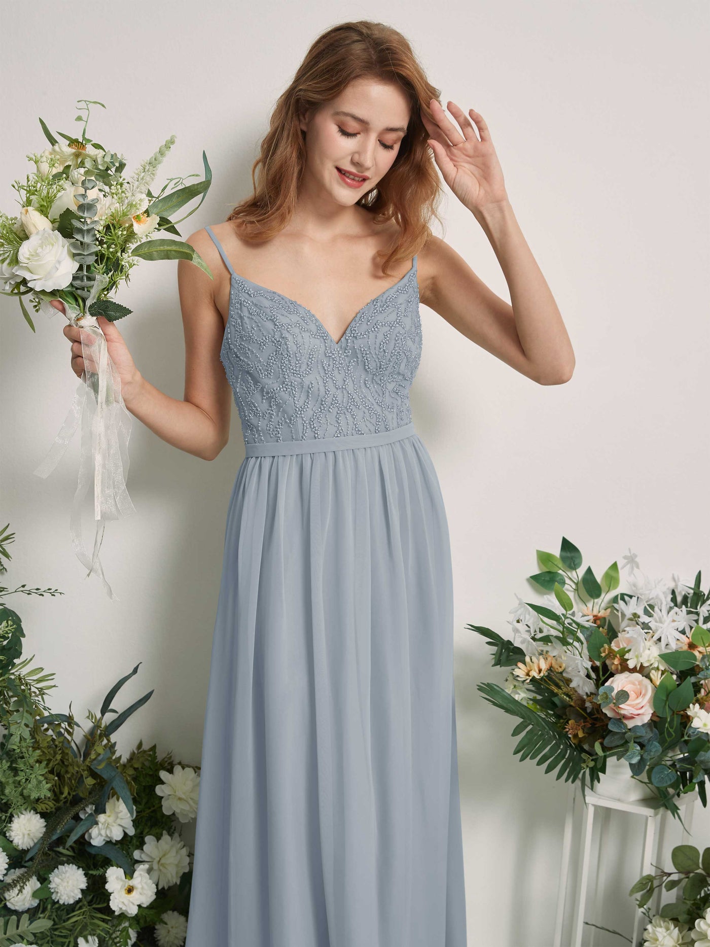 Carlyna Vestido Línea A Escote en V Hasta el suelo Fruncido Dama de honor Azul Empolvado Mejorado #color_azul-empolvado-mejorado