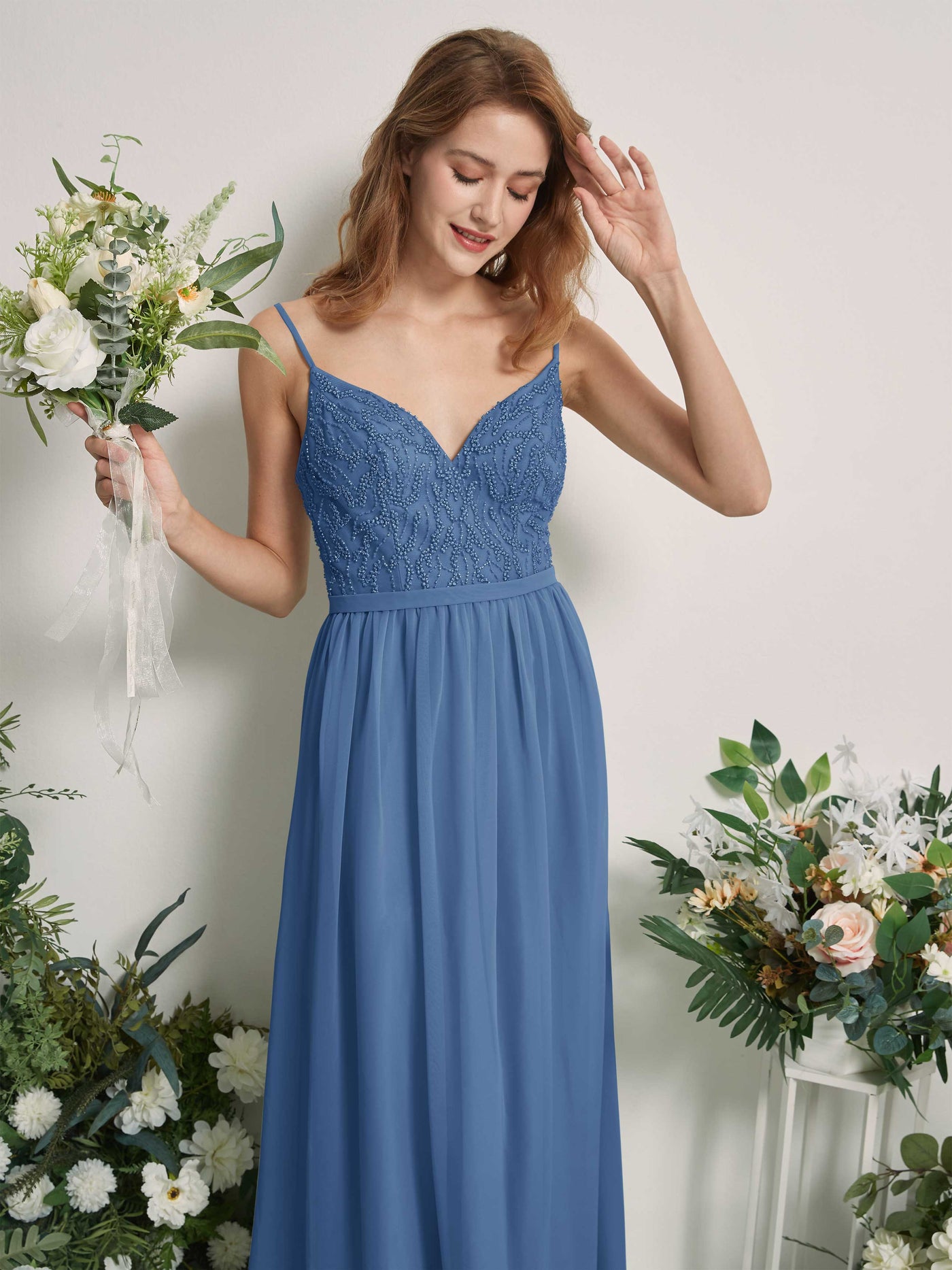Carlyna Vestido Línea A Escote en V Hasta el suelo Fruncido Dama de honor Azul polvoriento #color_azul-polvoriento