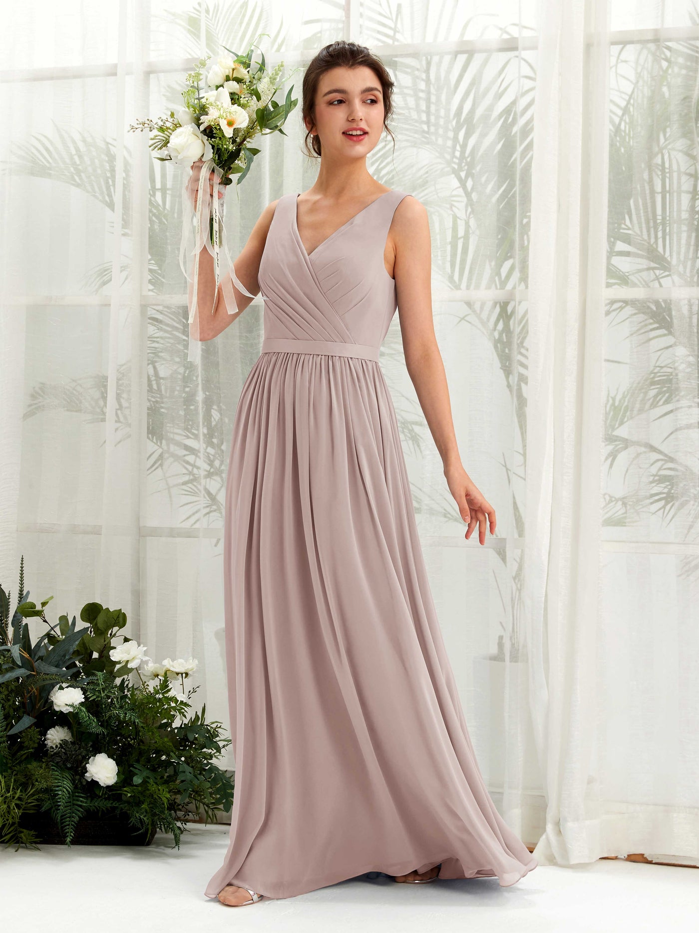 Carlyna Vestido línea A escote en V hasta el suelo fruncido dama de honor Gris Pardo #color_gris-pardo