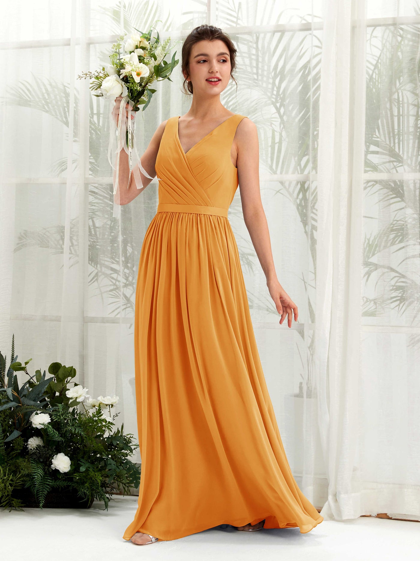 Carlyna Vestido línea A escote en V hasta el suelo fruncido dama de honor Mango #color_mango