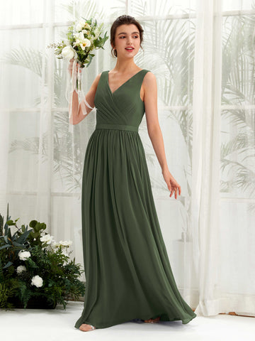 Carlyna Vestido línea A escote en V hasta el suelo fruncido dama de honor Oliva Martini #color_oliva-martini