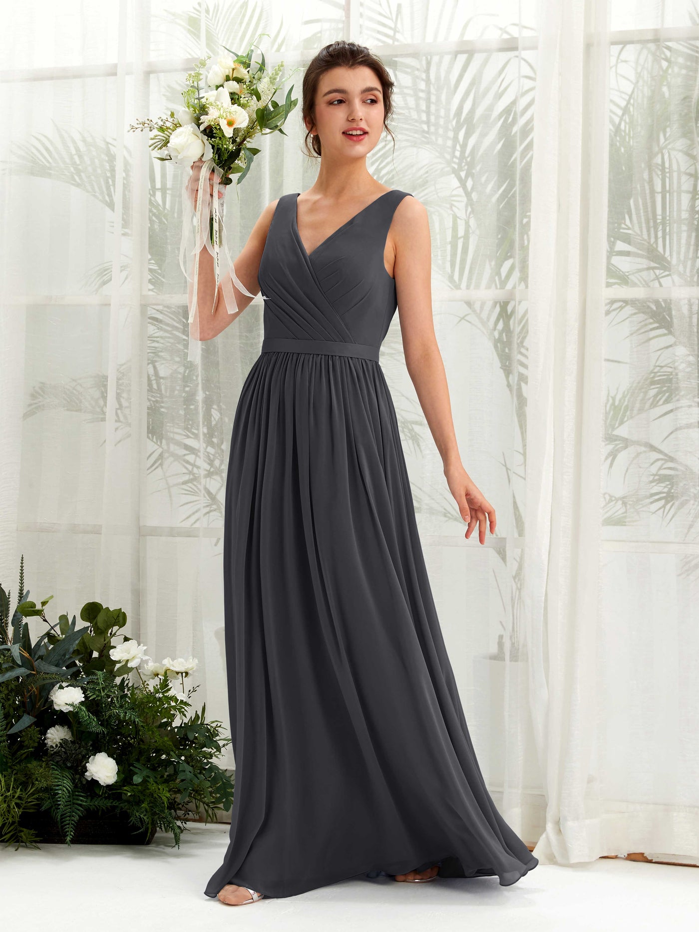 Carlyna Vestido línea A escote en V hasta el suelo fruncido dama de honor Peltre #color_peltre